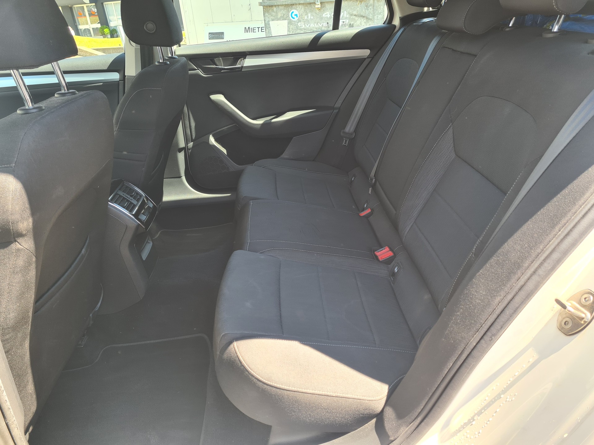 SKODA Superb Combi 2.0 TDi Active DSG-image-9