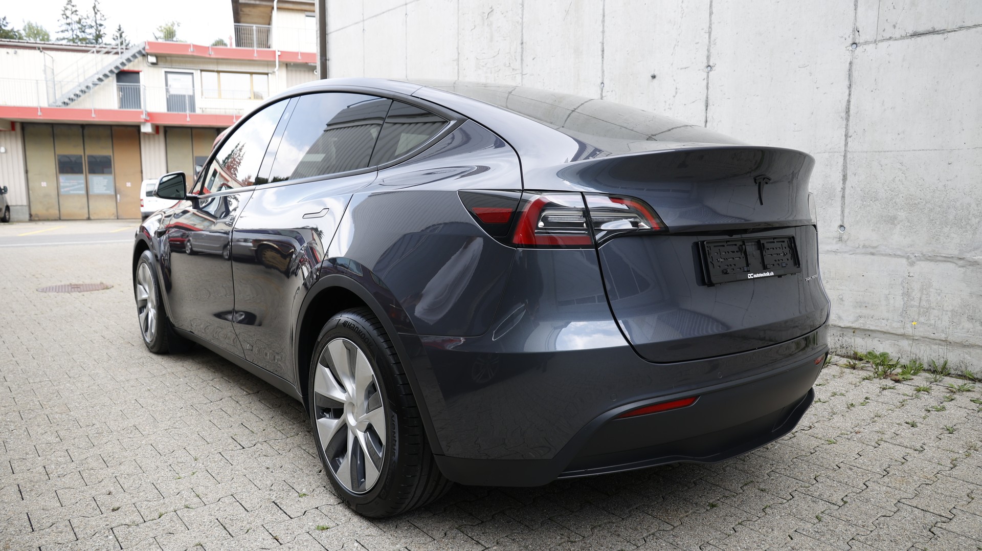 TESLA Model Y Long Range-showroom-element-2