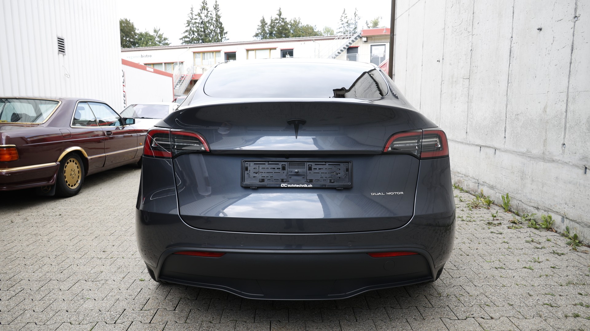 TESLA Model Y Long Range-showroom-element-3