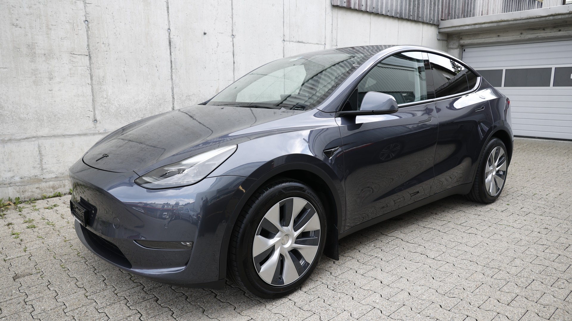 TESLA Model Y Long Range-showroom-element-1