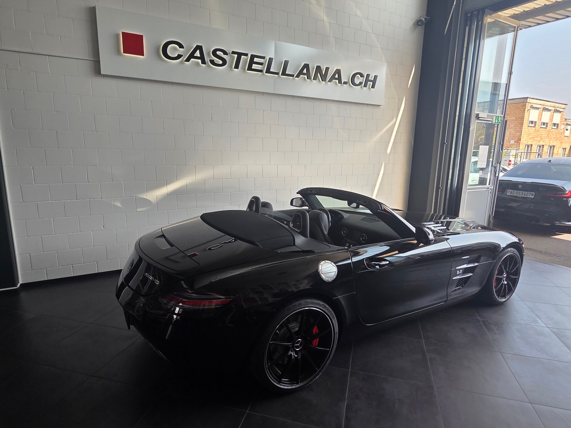 MERCEDES-BENZ SLS 63 AMG-showroom-element-3