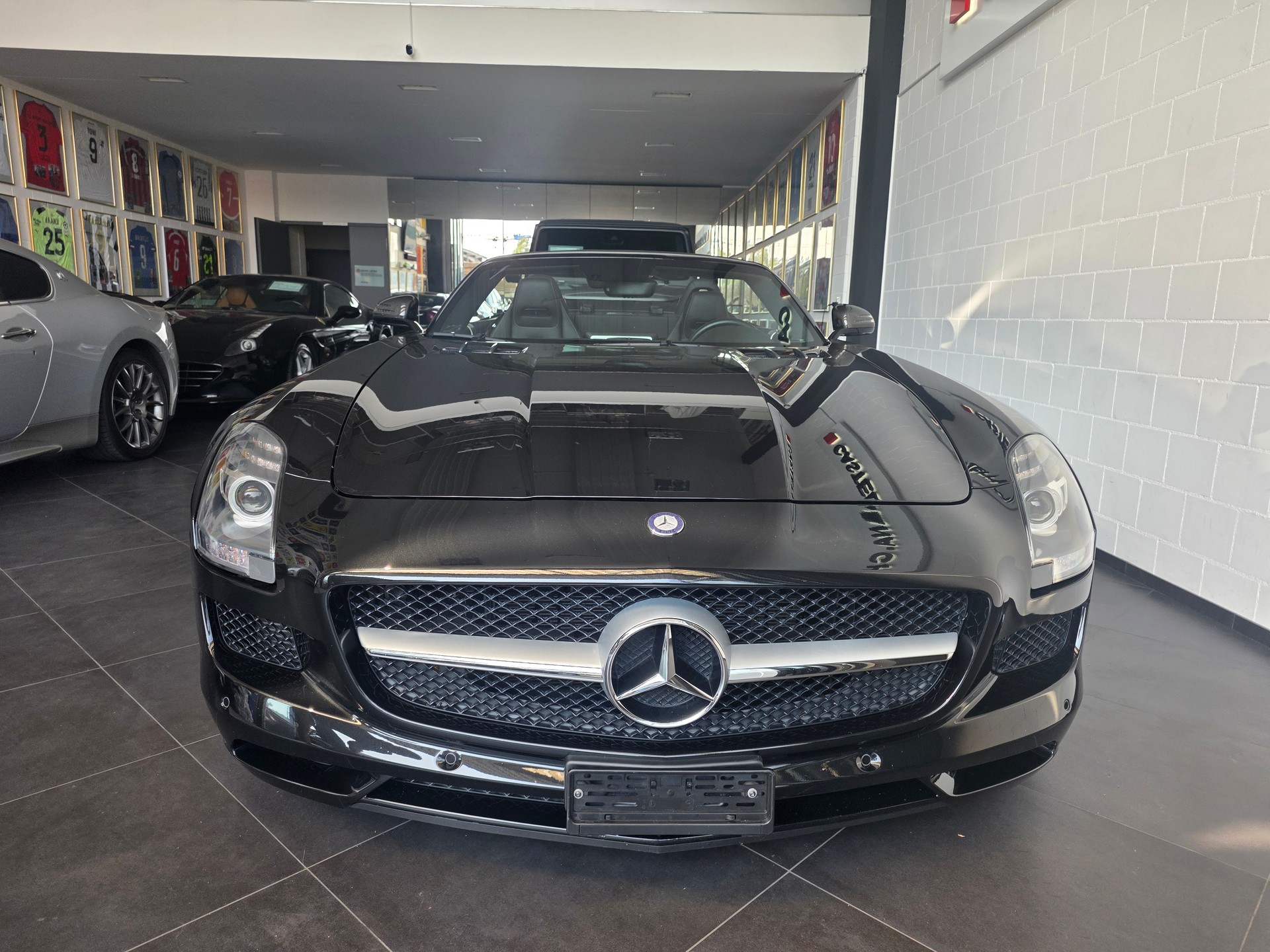 MERCEDES-BENZ SLS 63 AMG-showroom-element-1