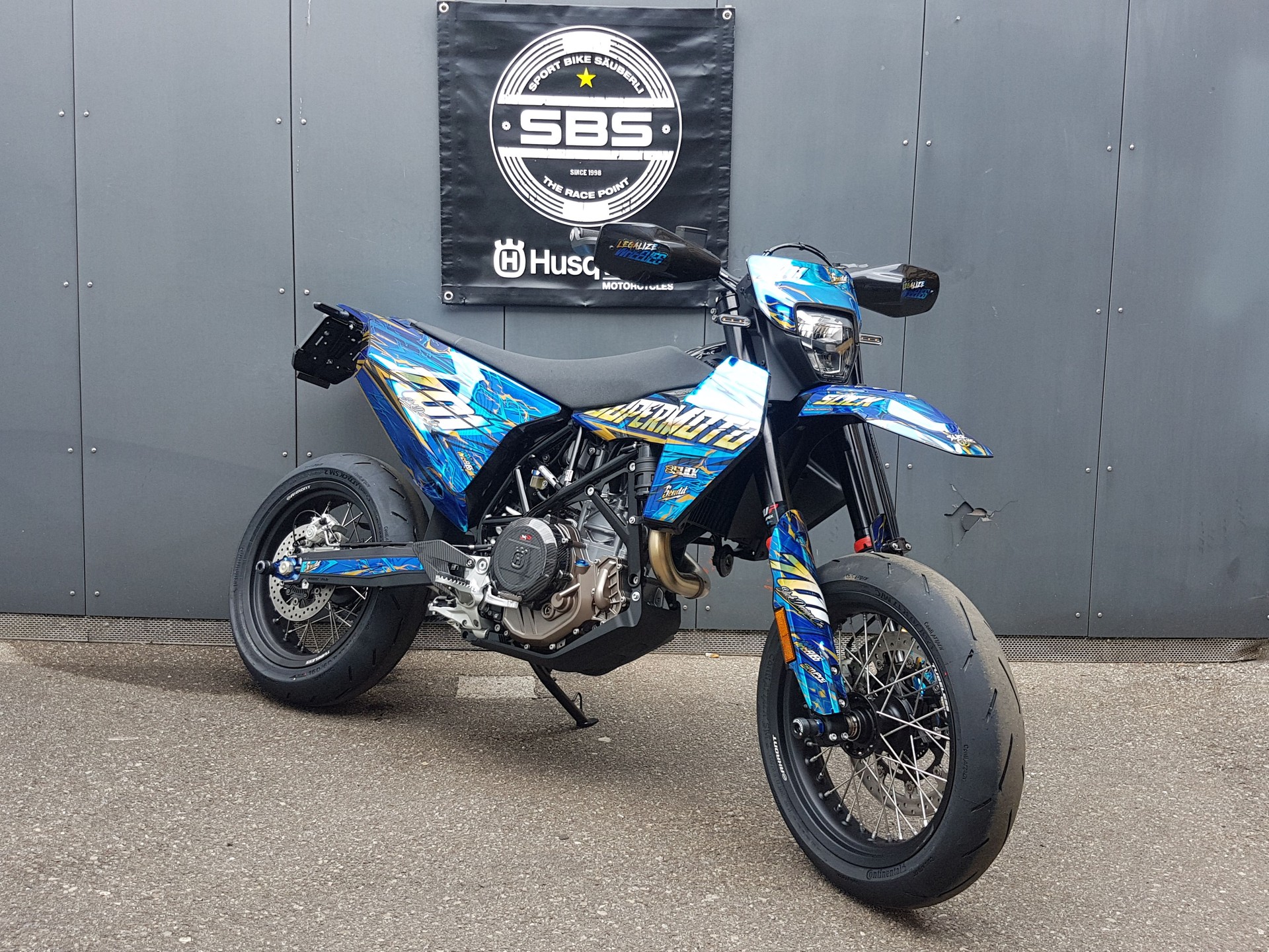 HUSQVARNA 701 Supermoto-showroom-element-1