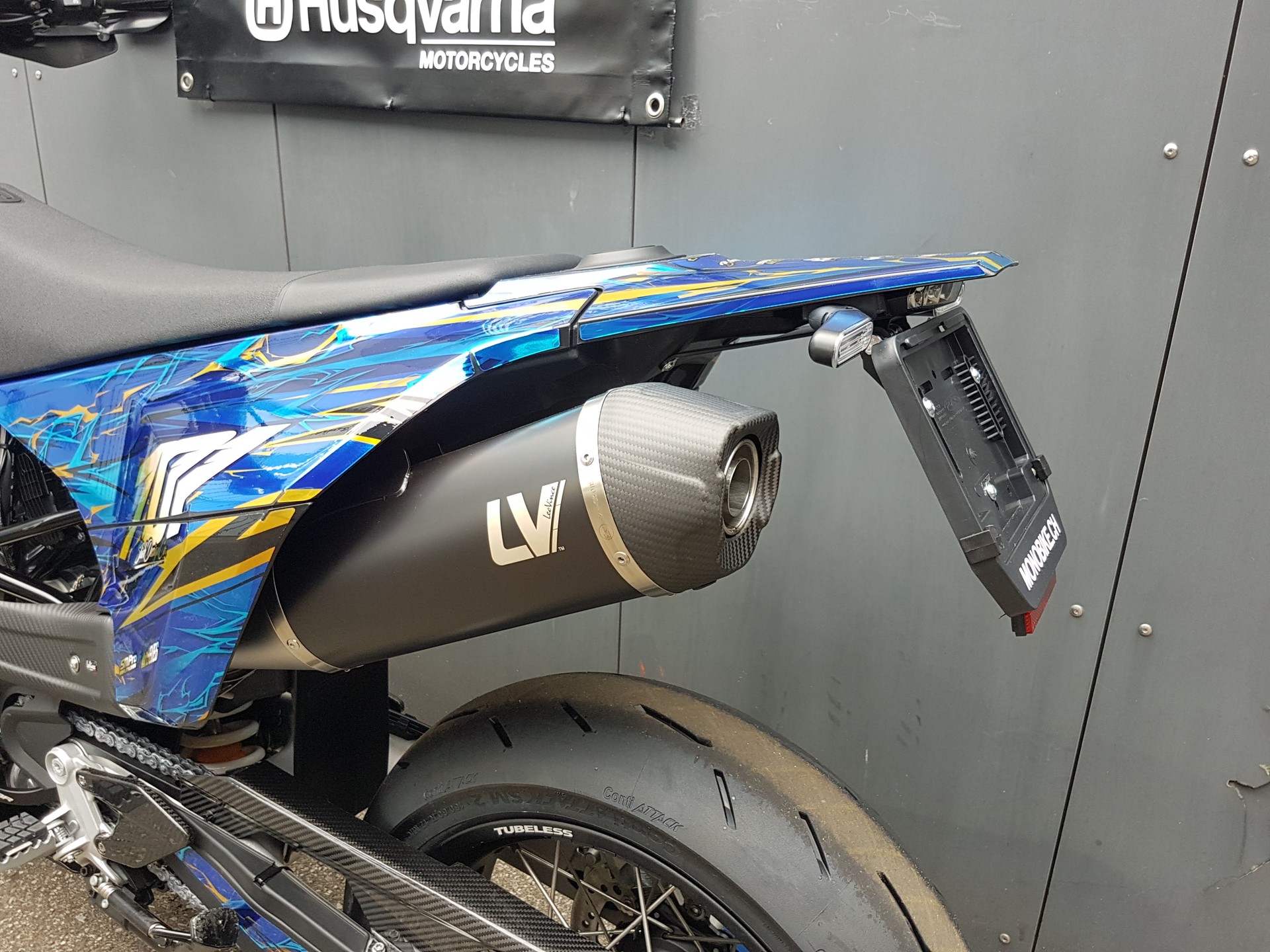 HUSQVARNA 701 Supermoto-showroom-element-3
