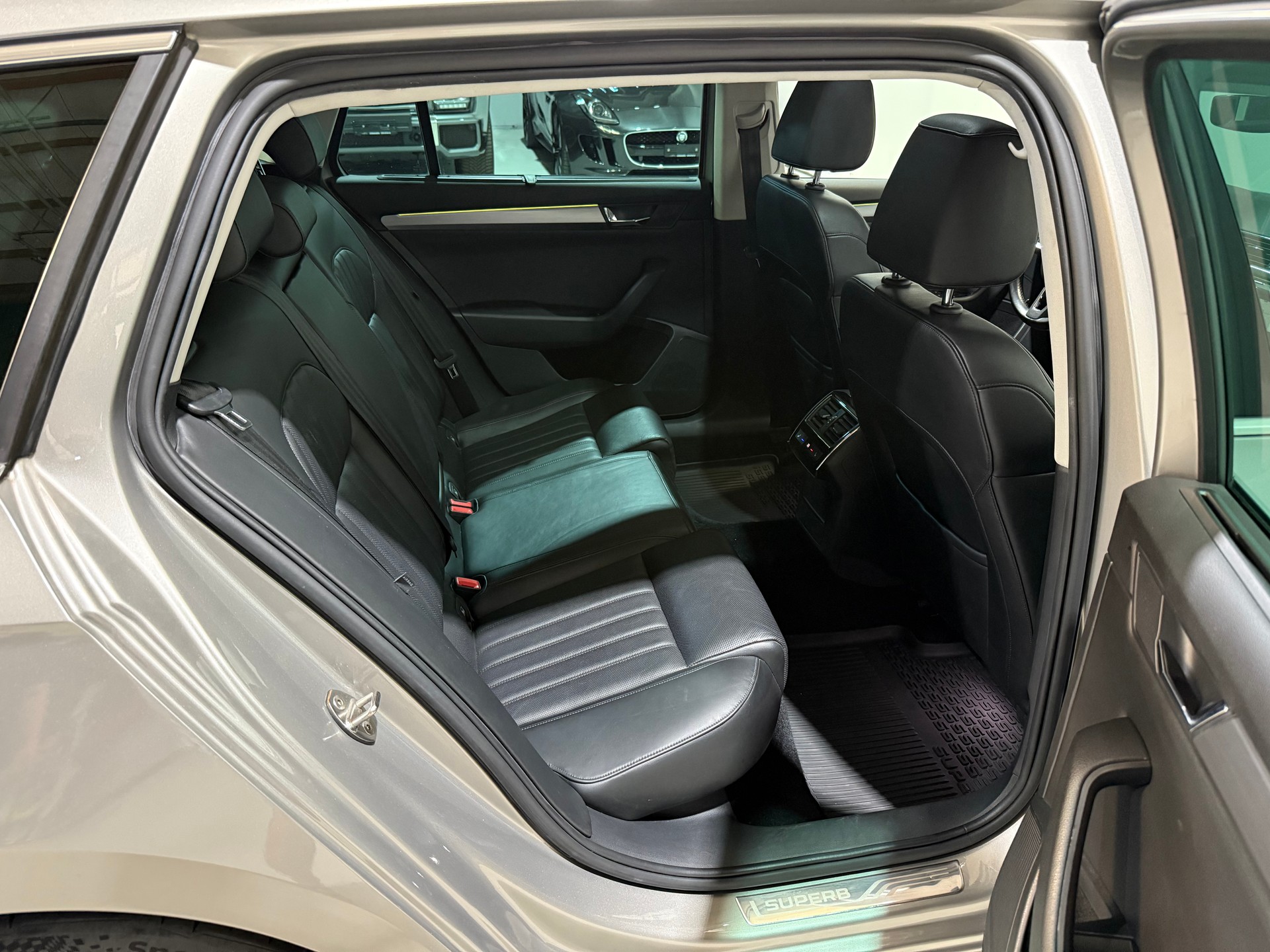 SKODA Superb Combi 2.0 TSI Style DSG 4x4-image-15