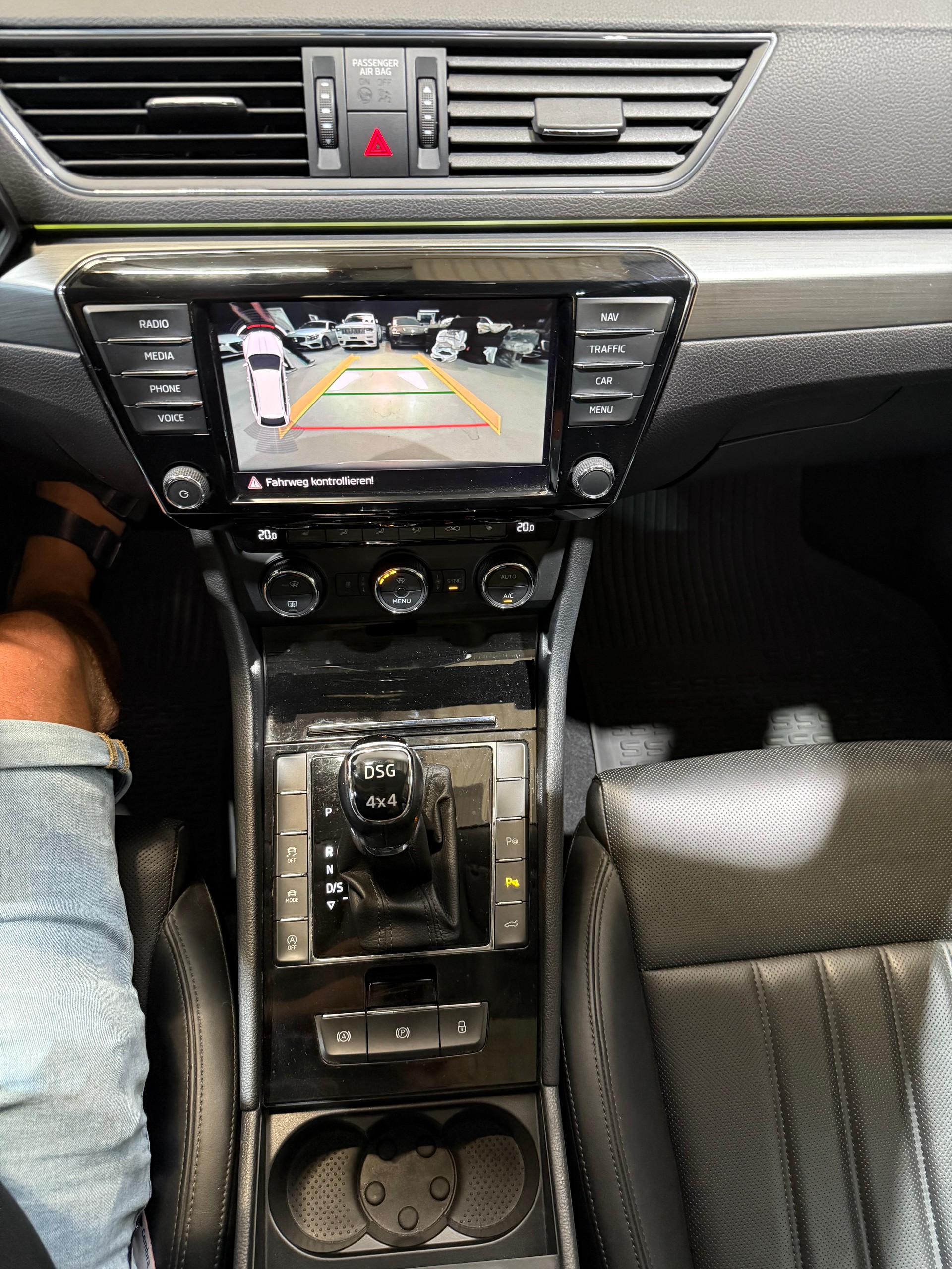 SKODA Superb Combi 2.0 TSI Style DSG 4x4-image-13