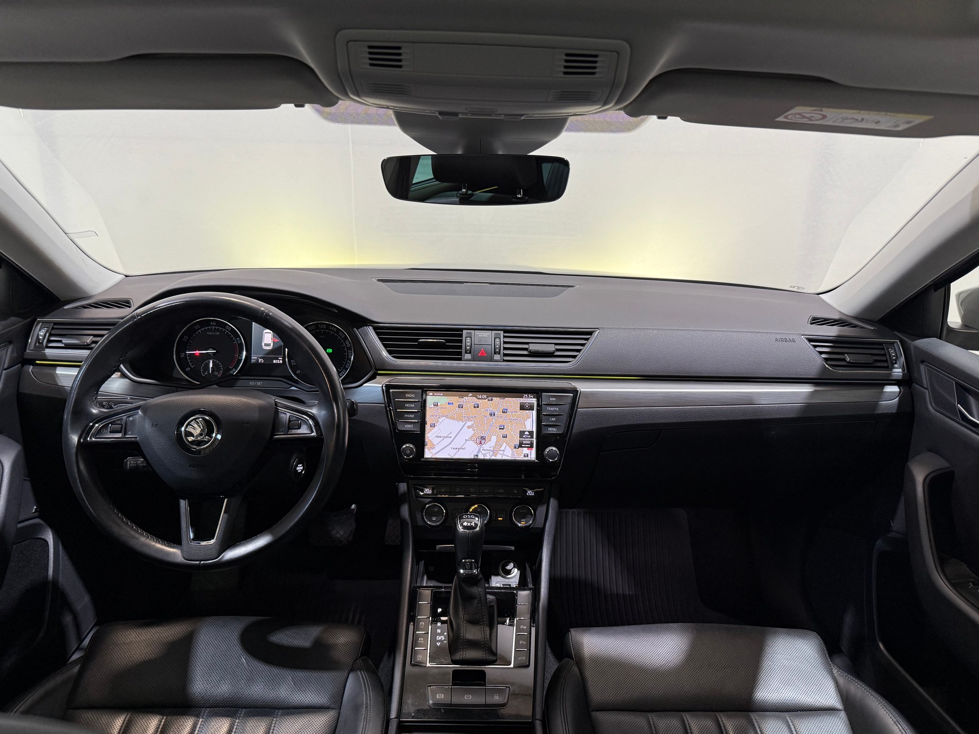 SKODA Superb Combi 2.0 TSI Style DSG 4x4-image-10