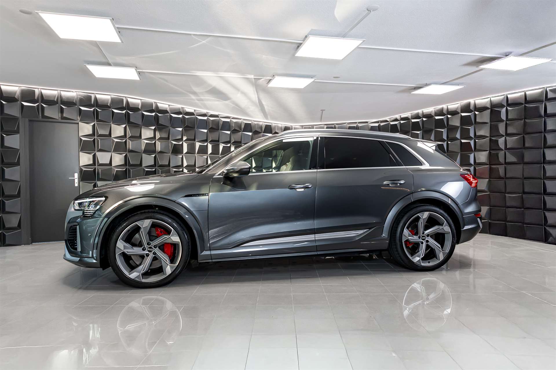 AUDI SQ8 e-tron quattro-showroom-element-1