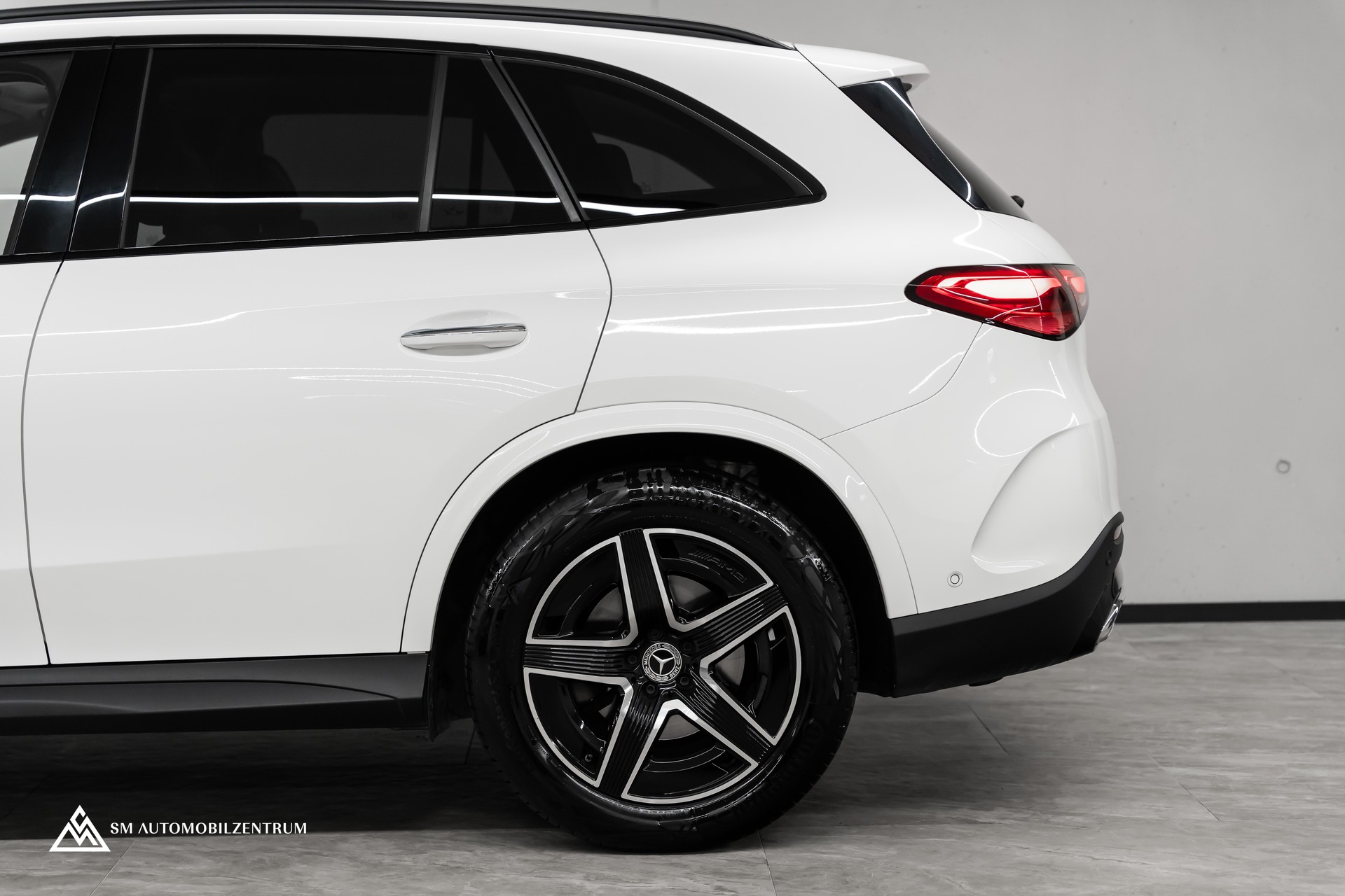 MERCEDES-BENZ GLC 220 d AMG Line 4matic / CH / Panorama / 360° / Night Paket / Head-Up / AHK-image-6