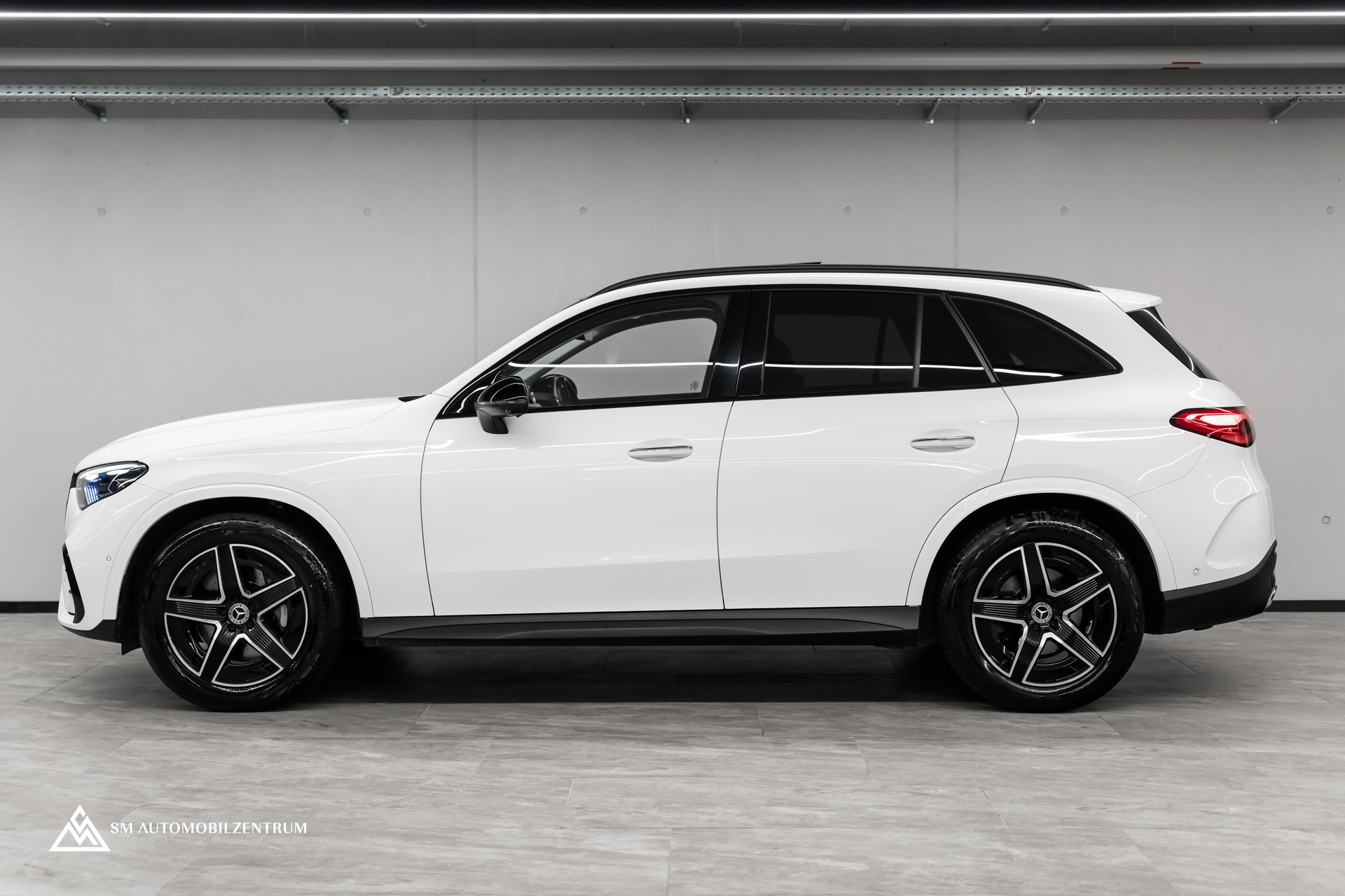 MERCEDES-BENZ GLC 220 d AMG Line 4matic / CH / Panorama / 360° / Night Paket / Head-Up / AHK-image-4