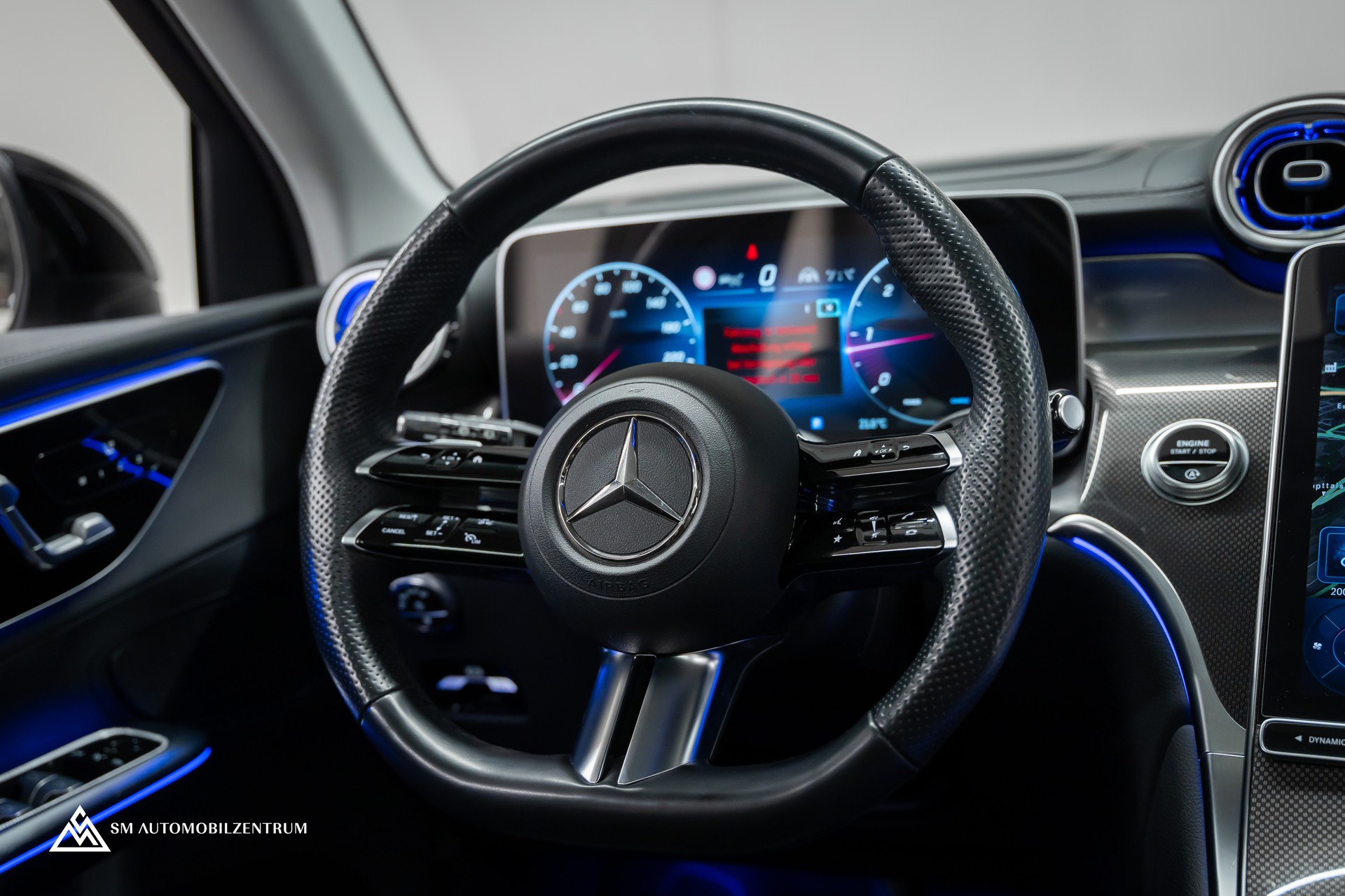 MERCEDES-BENZ GLC 220 d AMG Line 4matic / CH / Panorama / 360° / Night Paket / Head-Up / AHK-image-24