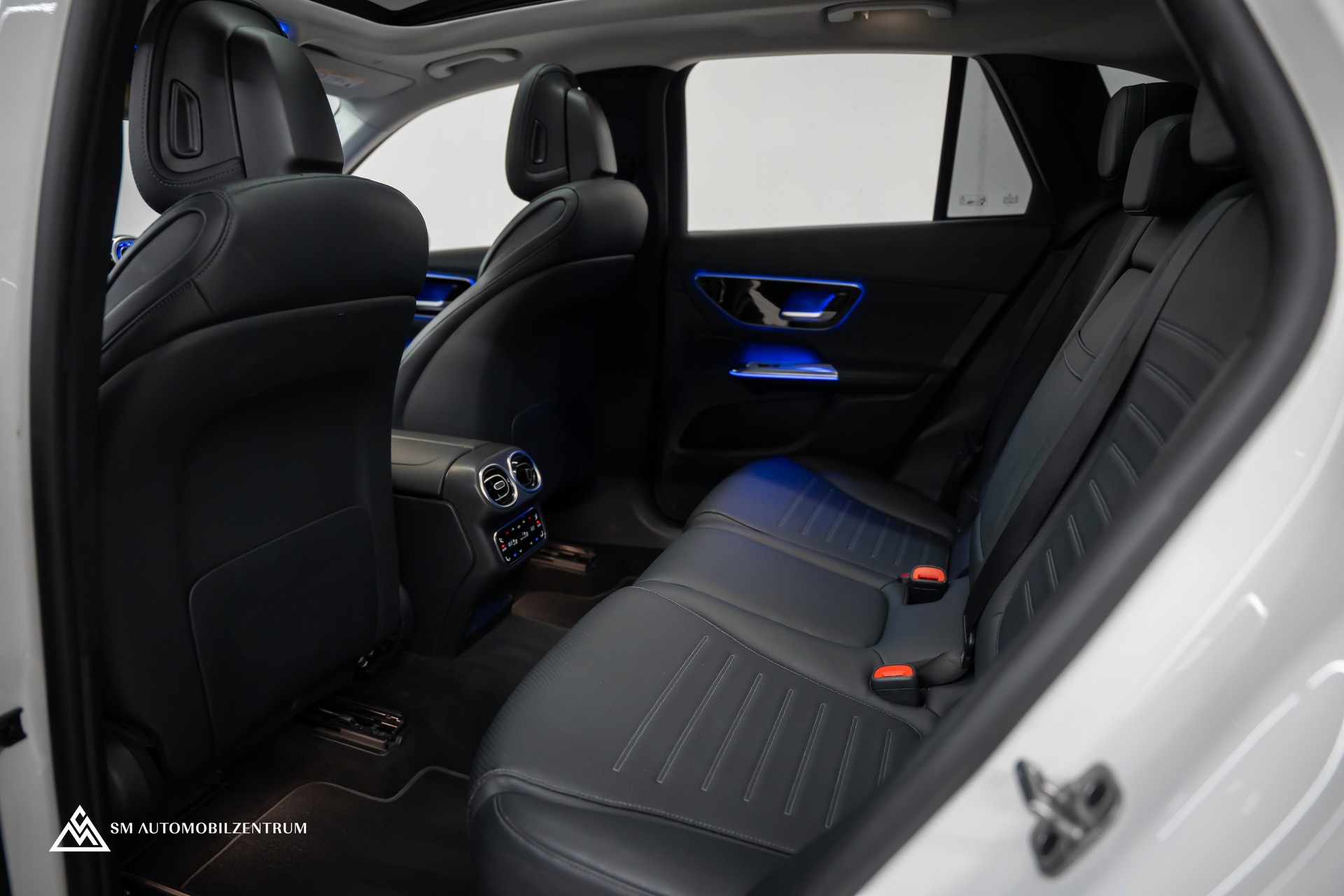 MERCEDES-BENZ GLC 220 d AMG Line 4matic / CH / Panorama / 360° / Night Paket / Head-Up / AHK-image-19