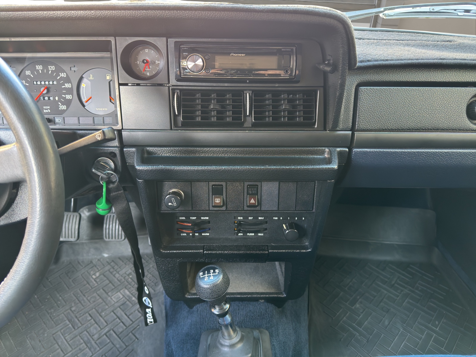 VOLVO 240 2.3-image-7