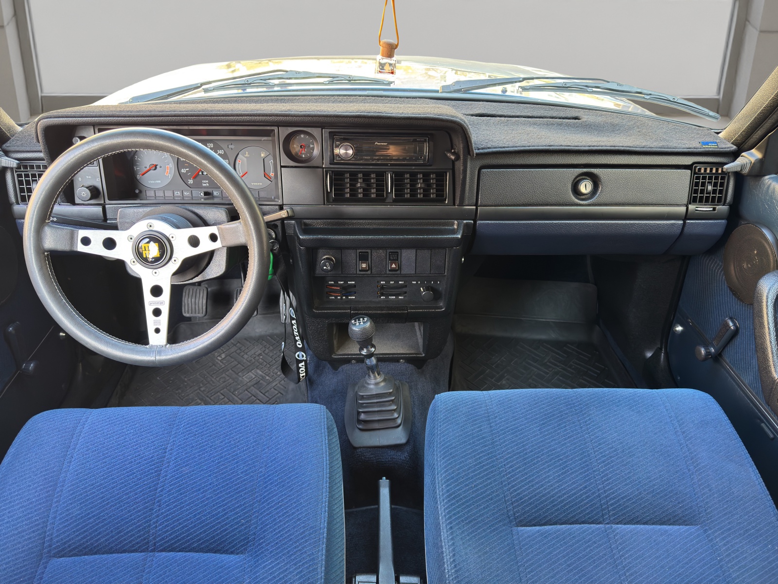 VOLVO 240 2.3-image-6