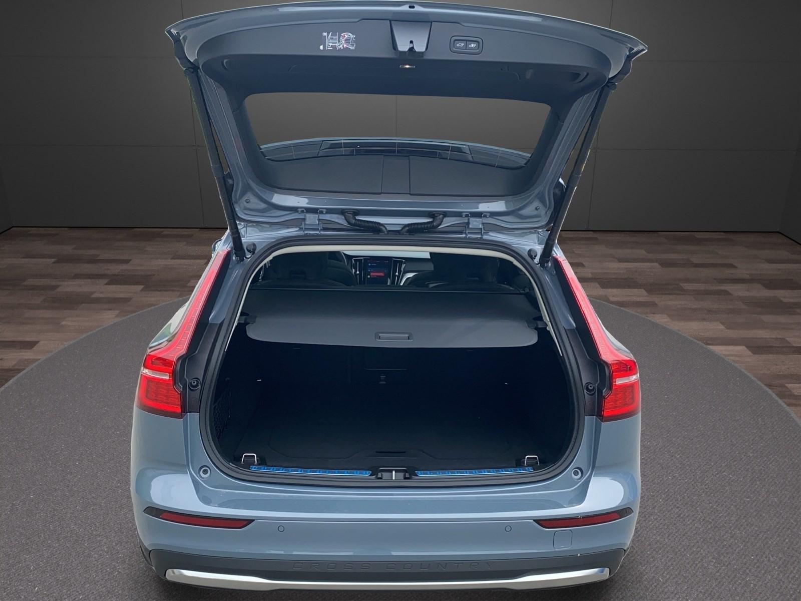 VOLVO V60 Cross Country 2.0 B4 Ultimate AWD-image-15