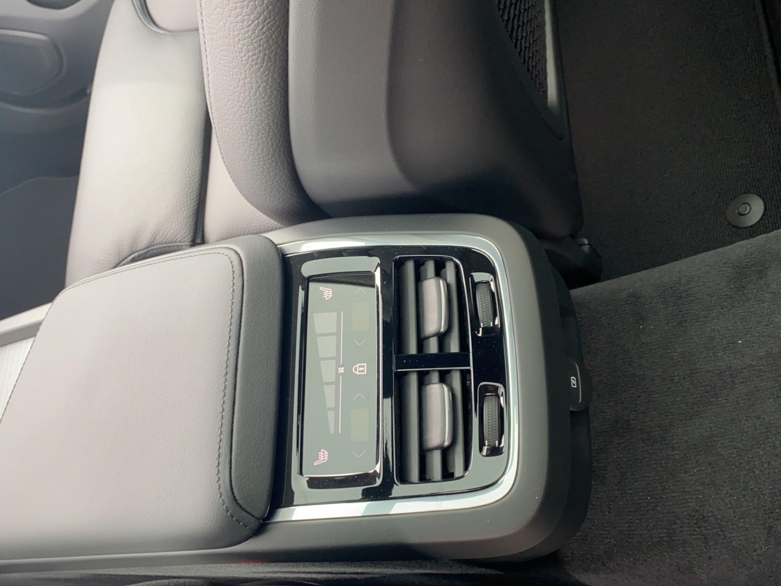 VOLVO V60 Cross Country 2.0 B4 Ultimate AWD-image-16