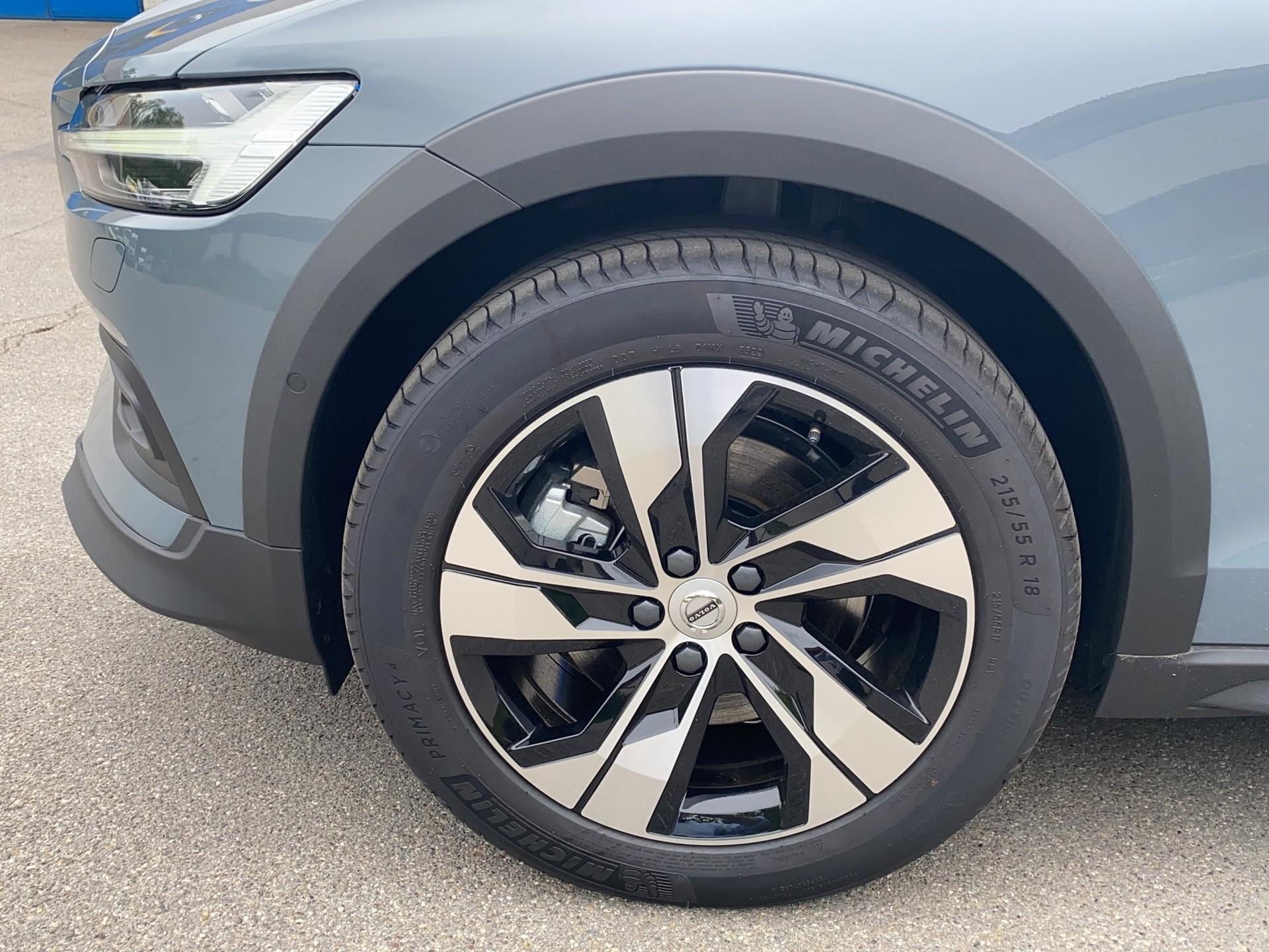 VOLVO V60 Cross Country 2.0 B4 Ultimate AWD-image-8
