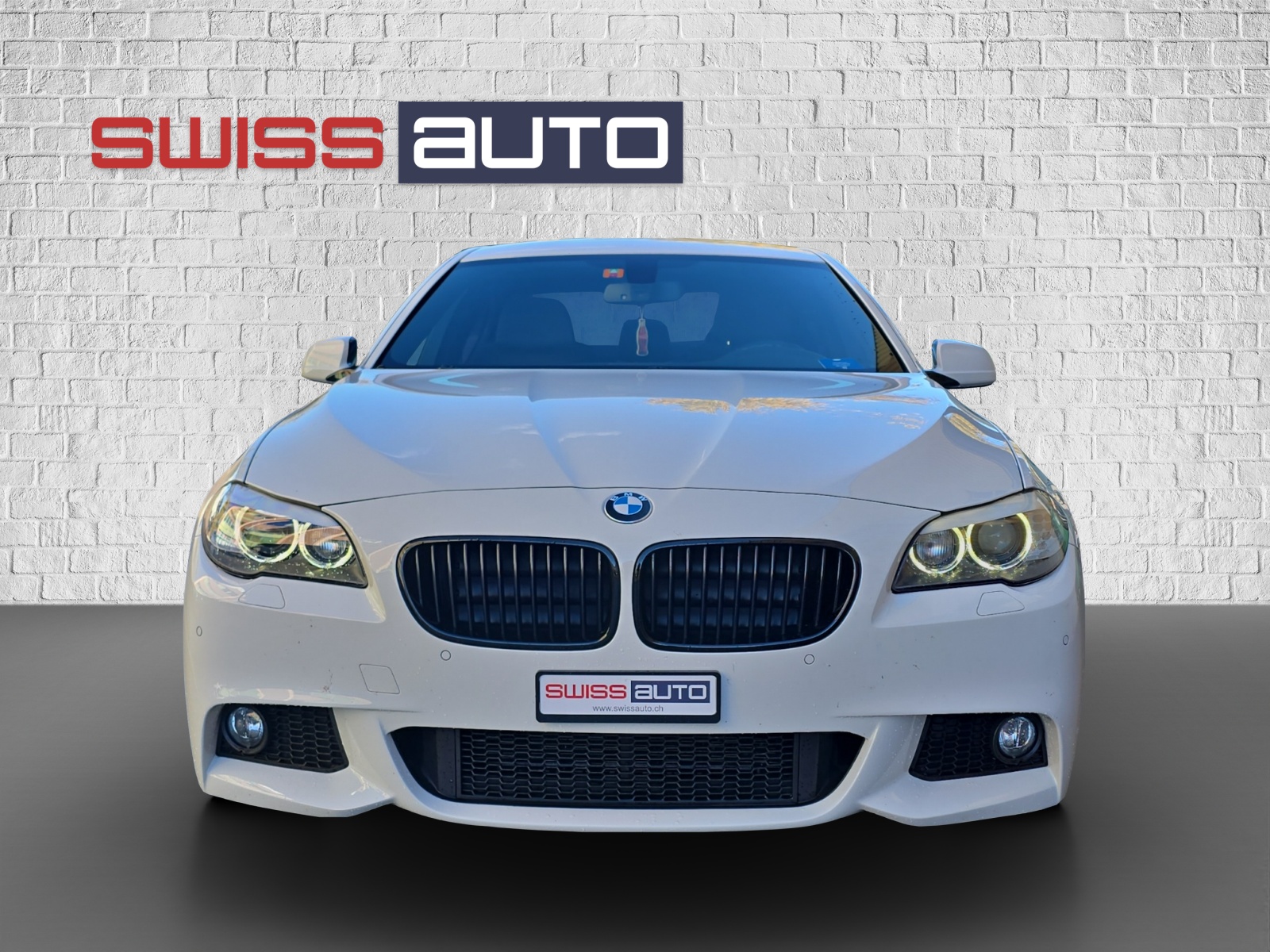 BMW 528i xDrive Steptronic-showroom-element-1