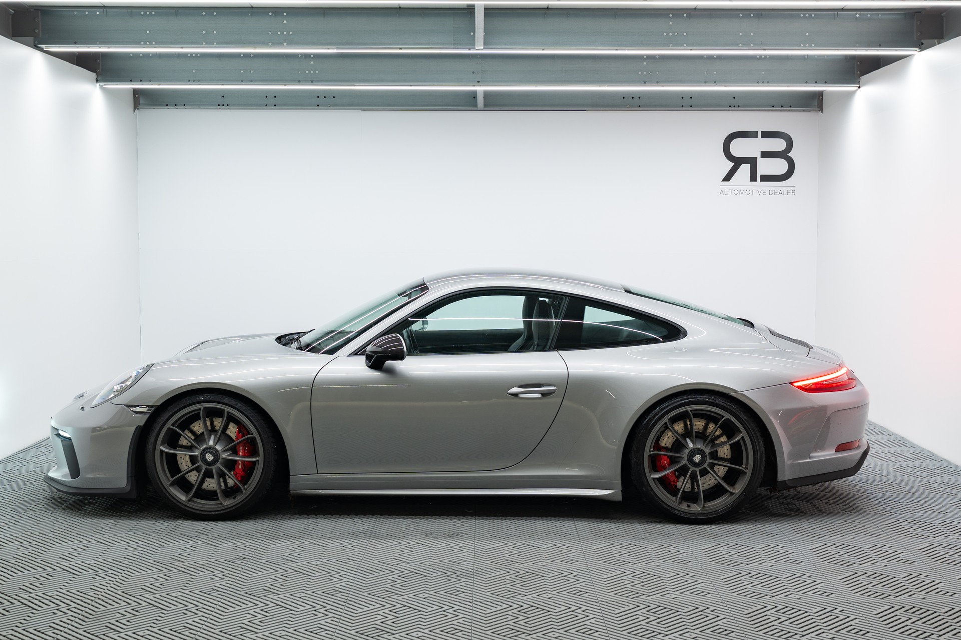 PORSCHE 911 GT3 Touring-image-4