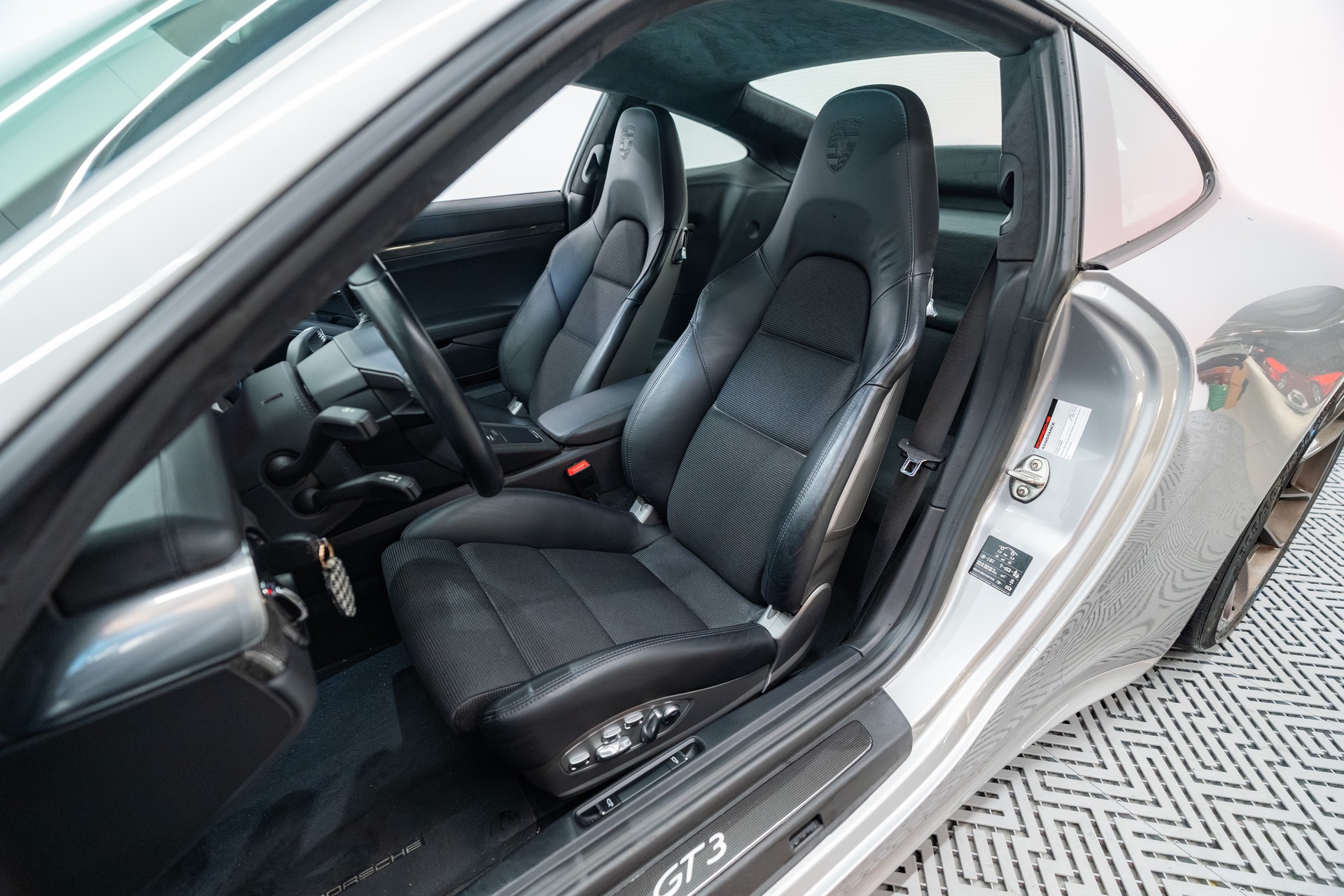 PORSCHE 911 GT3 Touring-image-7