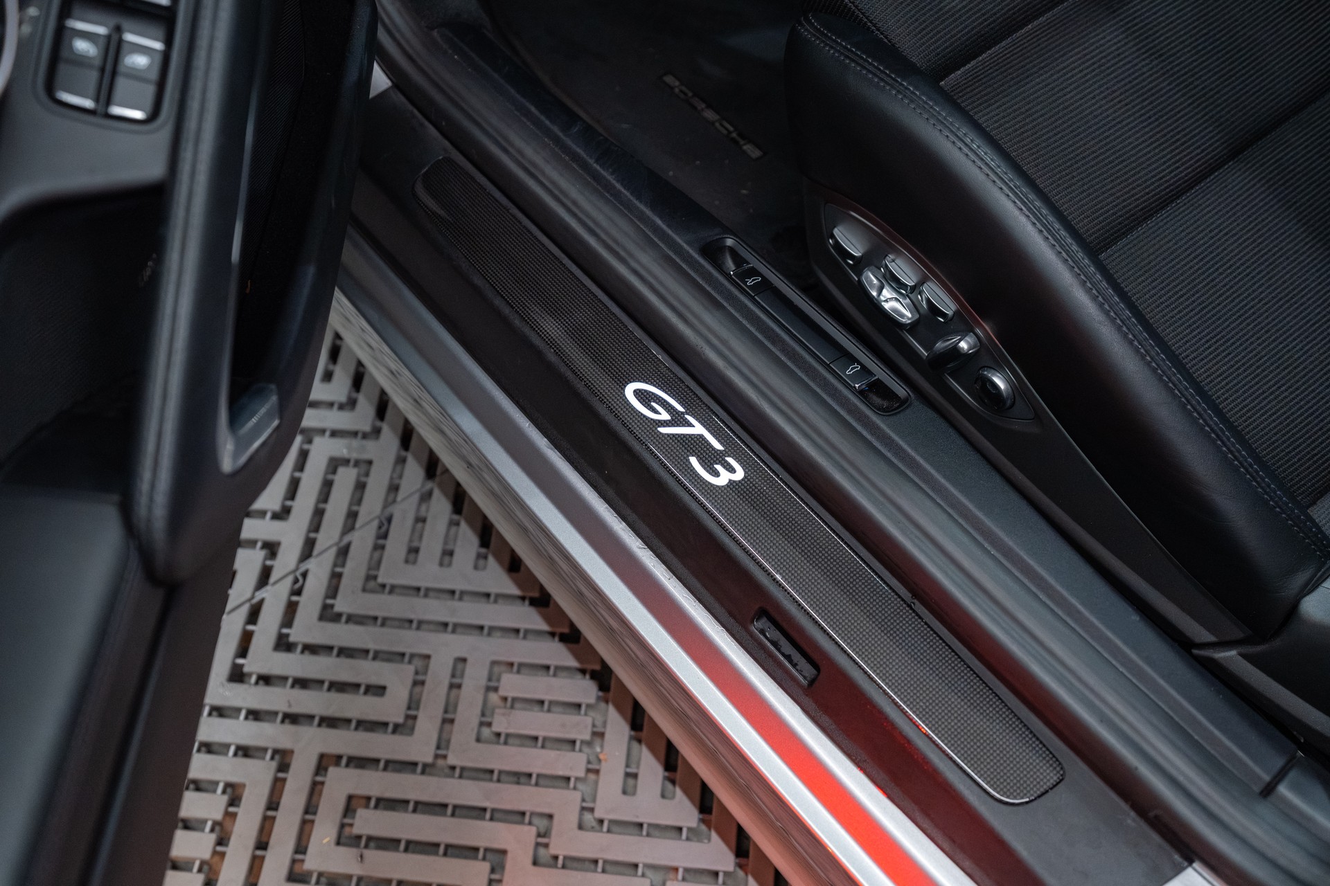 PORSCHE 911 GT3 Touring-image-9