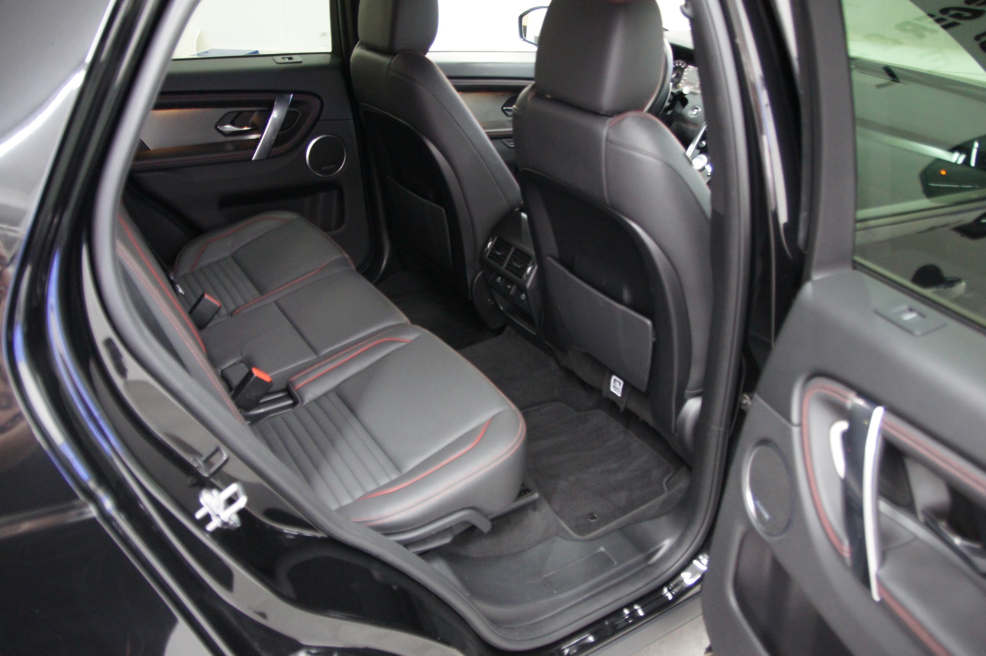 LAND ROVER Discovery Sport D200 2.0D TD4 MHEV HSE AT9-image-14