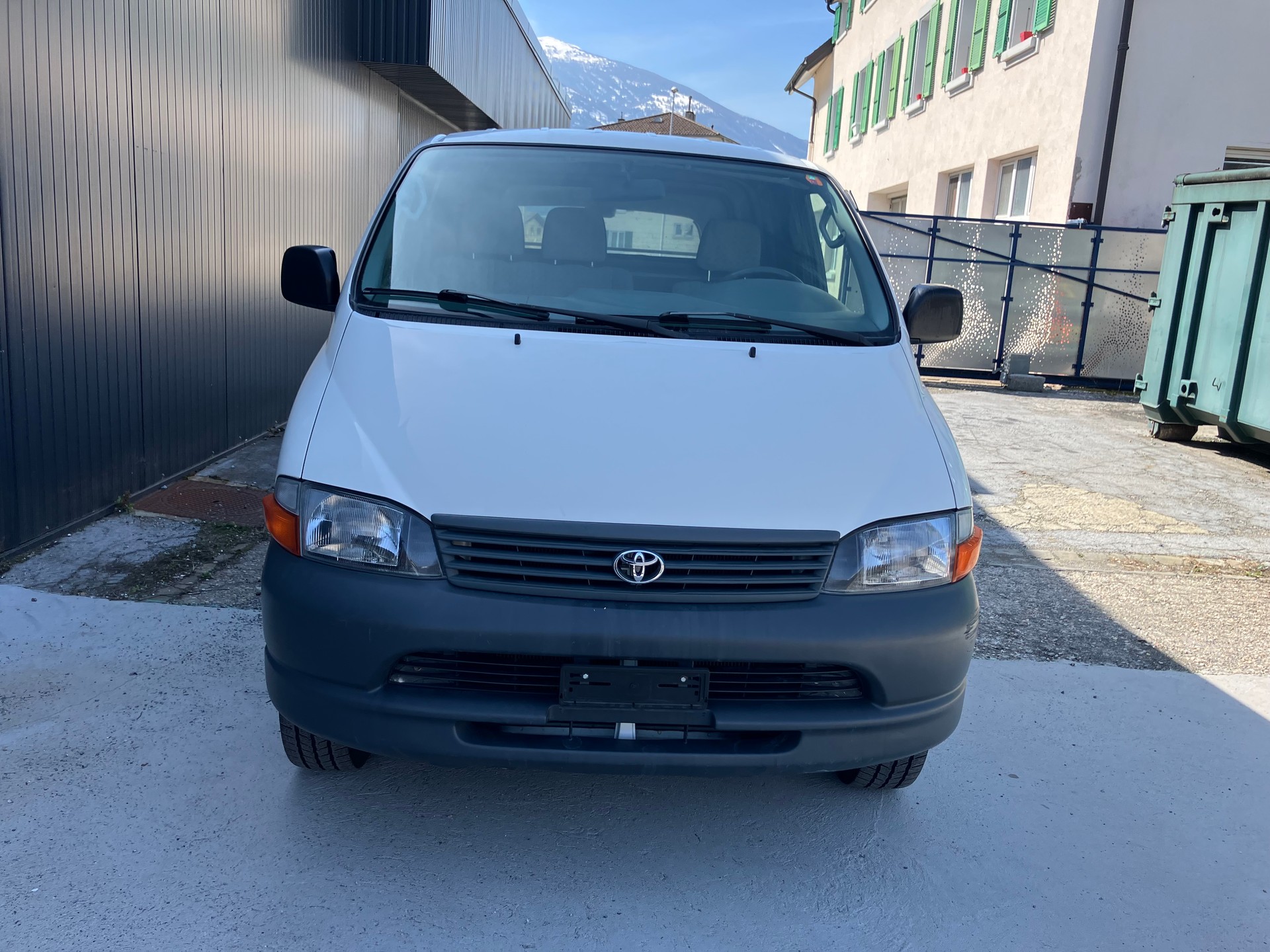 TOYOTA Hiace D-4D LWB 4WD Van