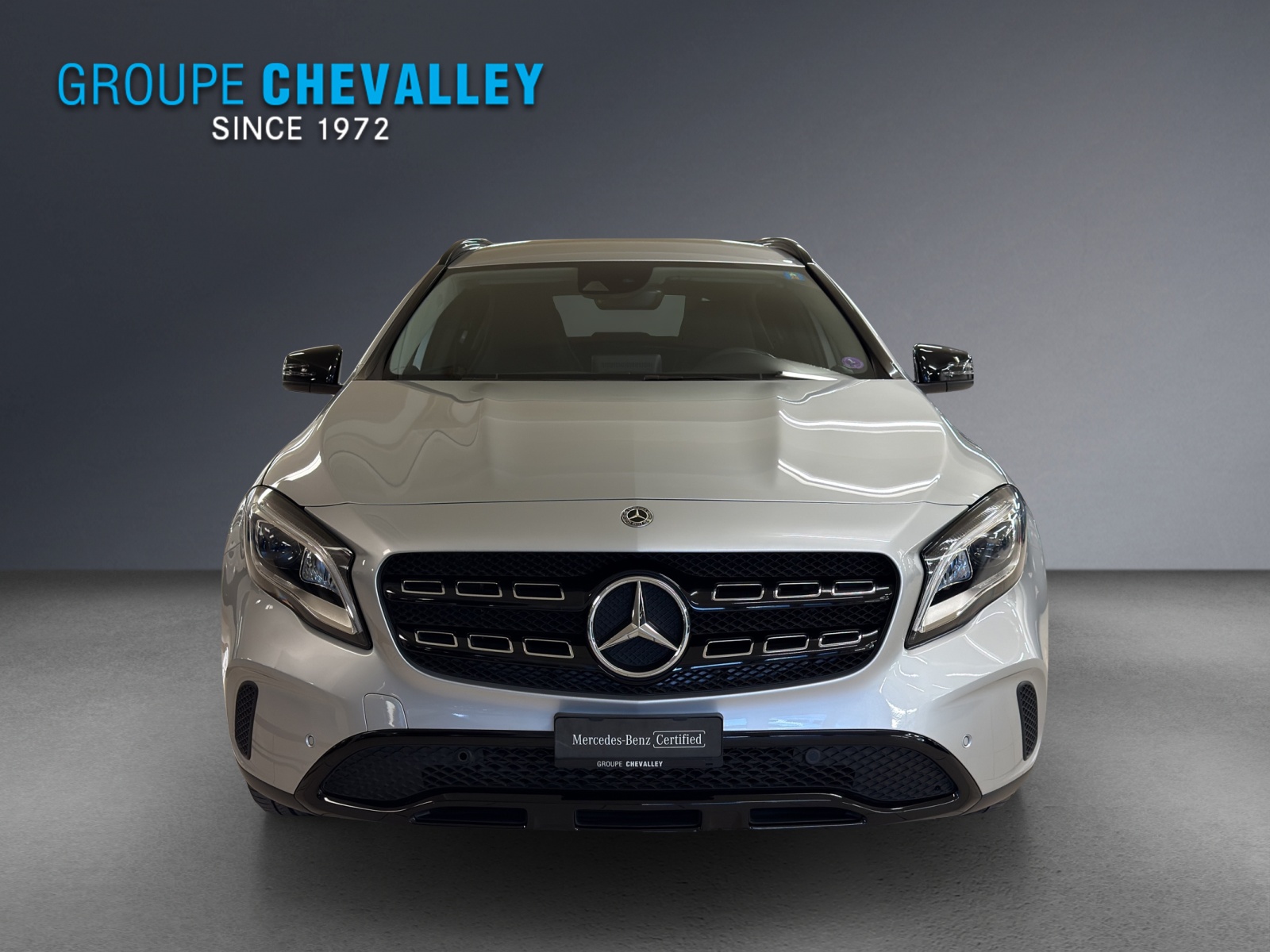 MERCEDES-BENZ GLA 200 Night Star-showroom-element-3