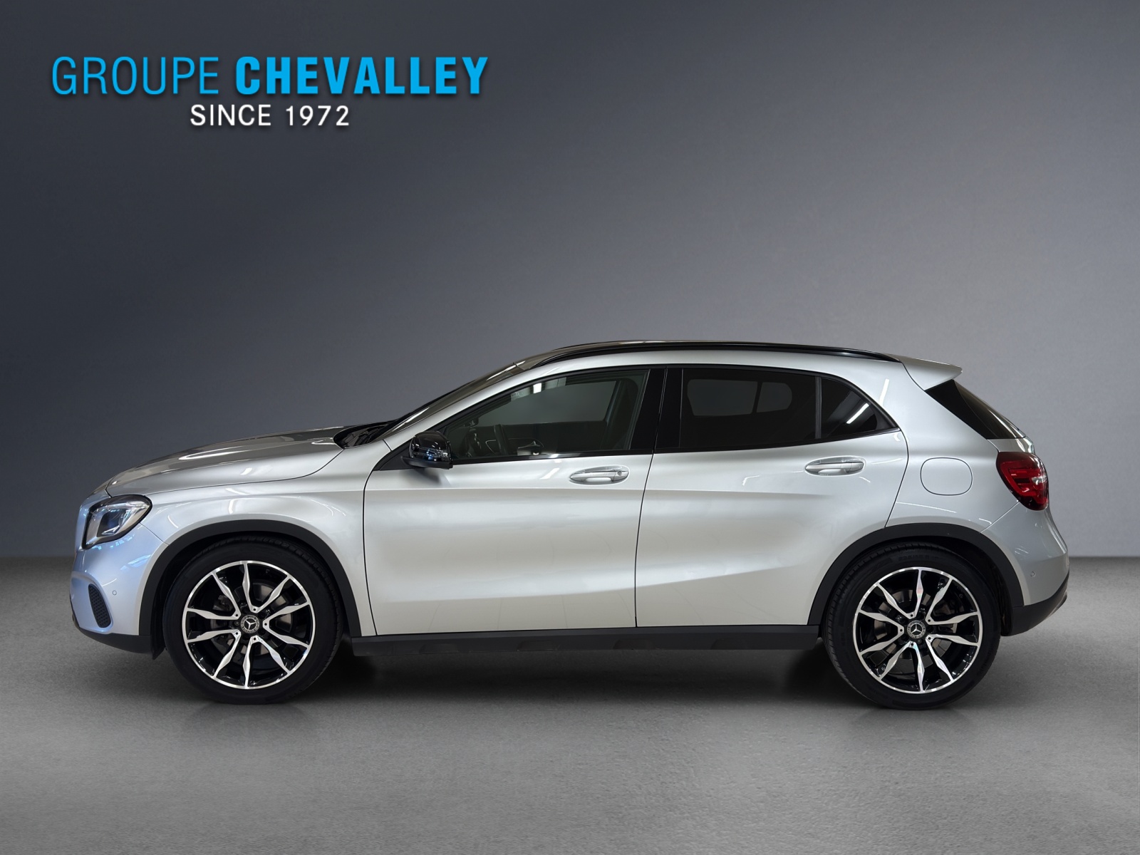 MERCEDES-BENZ GLA 200 Night Star-showroom-element-1