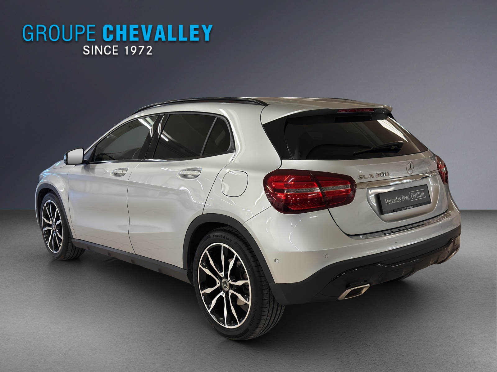 MERCEDES-BENZ GLA 200 Night Star-showroom-element-2