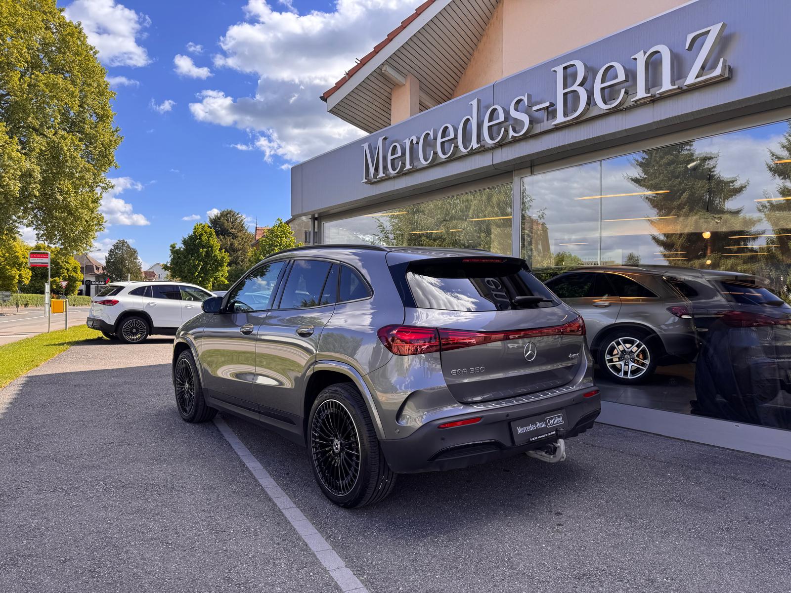 MERCEDES-BENZ EQA 350 4Matic Excellence Edition-showroom-element-3