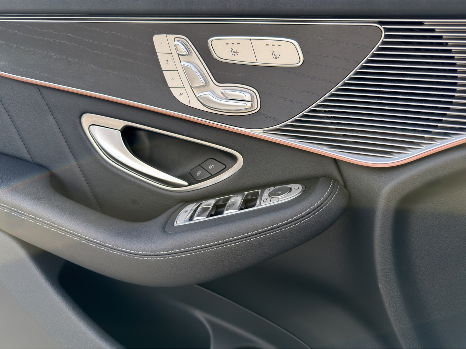 MERCEDES-BENZ EQC 400 AMG Line 4Matic-image-11