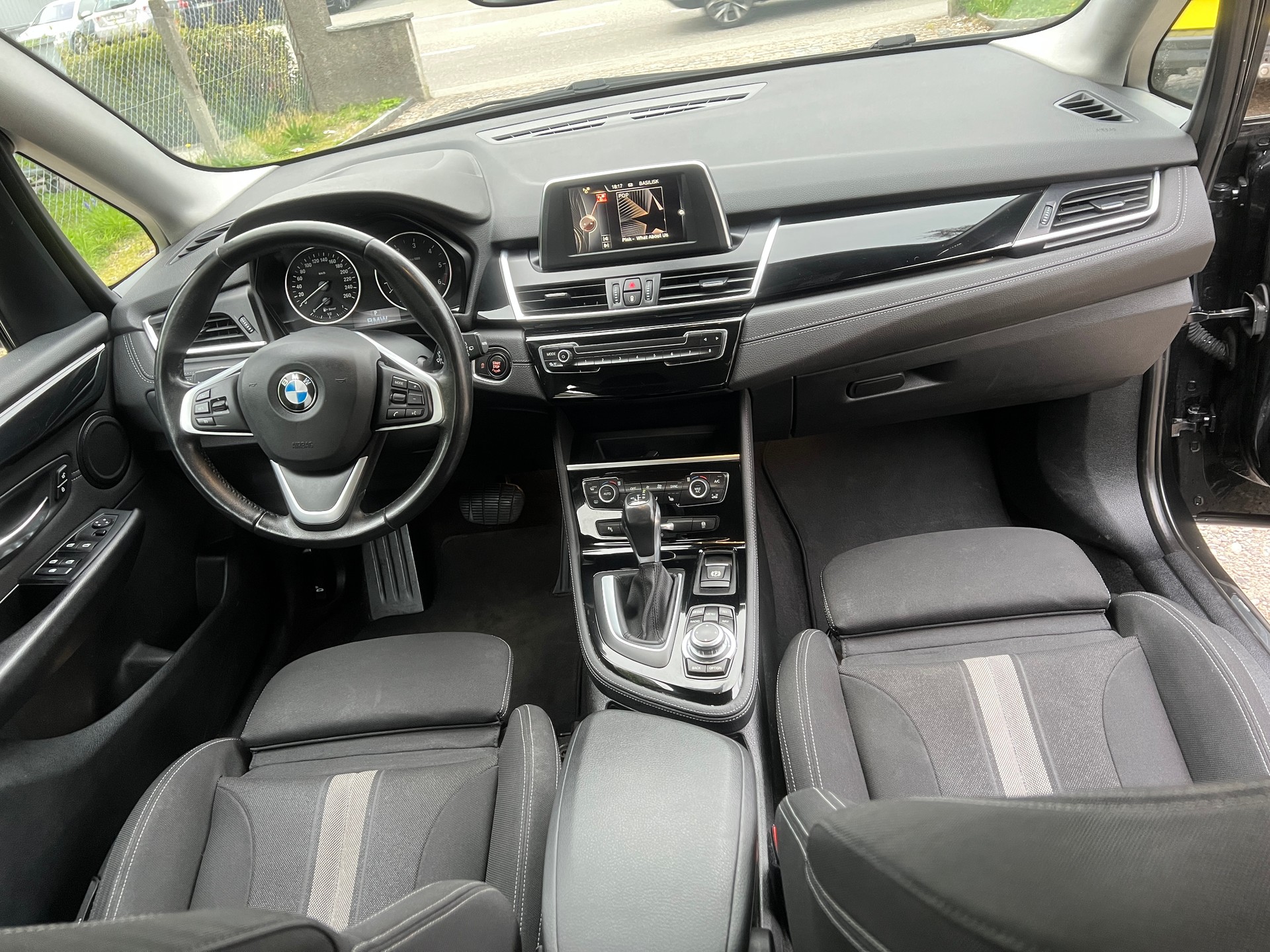 BMW 220d xDrive Active Tourer Steptronic-image-11