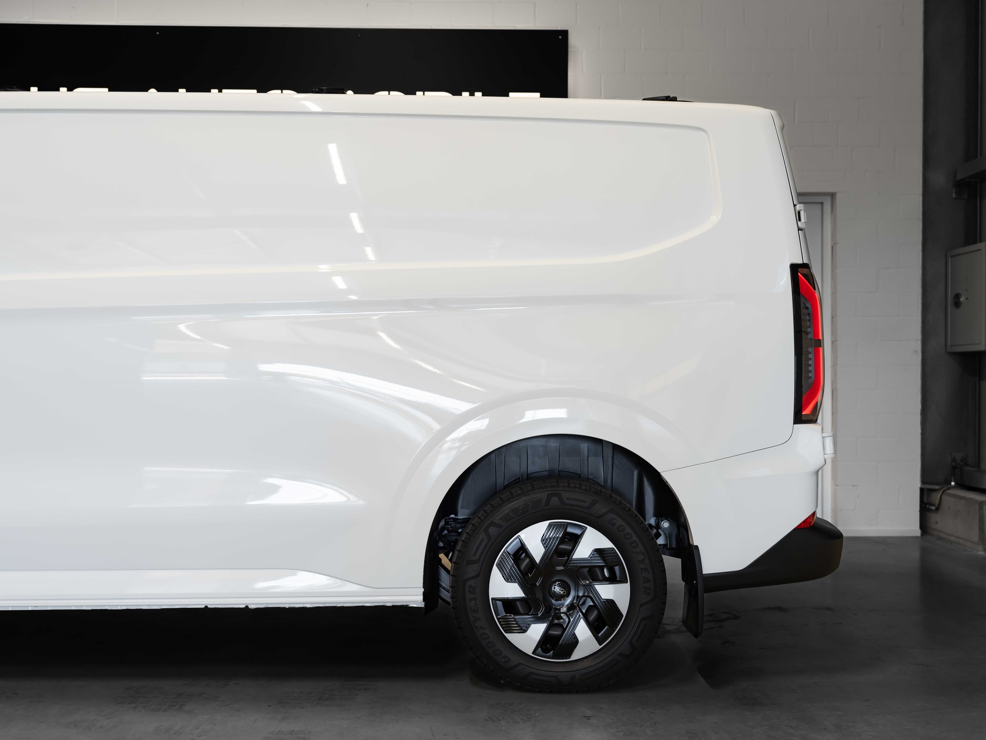 FORD Transit Custom Van 340 L2H1 65kWh Trend 3500KG ANHÄNGELAST-image-6