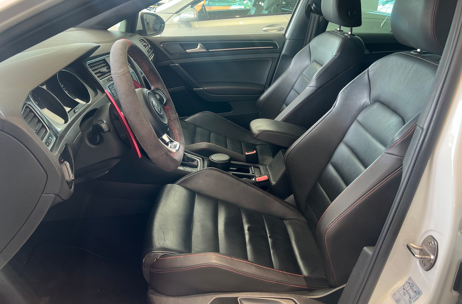 VW Golf 2.0 TSI GTI Performance DSG 230PS-image-2