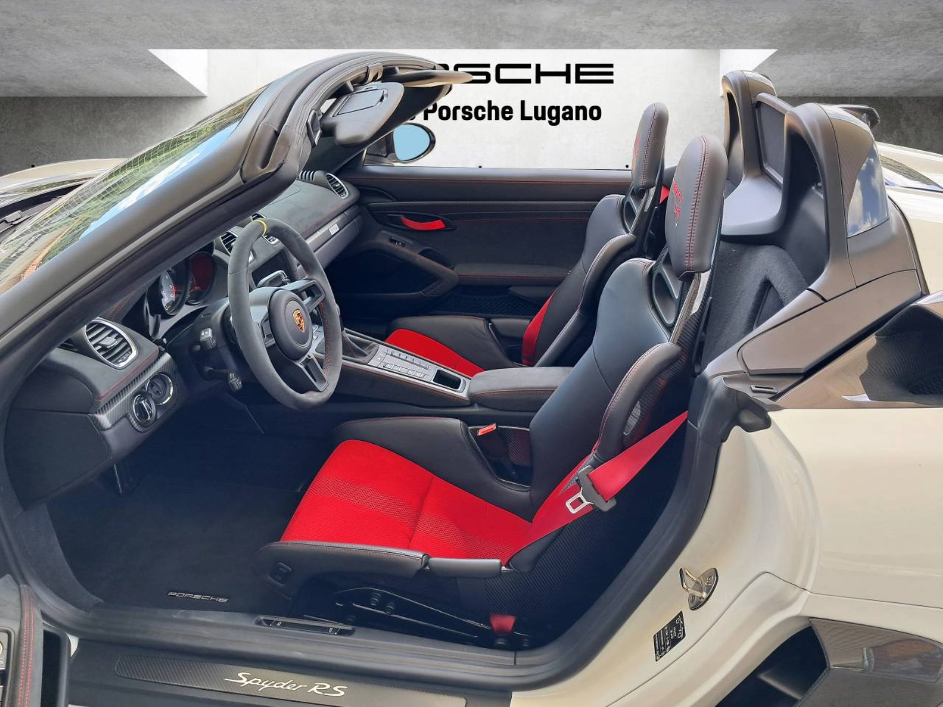 PORSCHE 718 Spyder RS-showroom-element-3