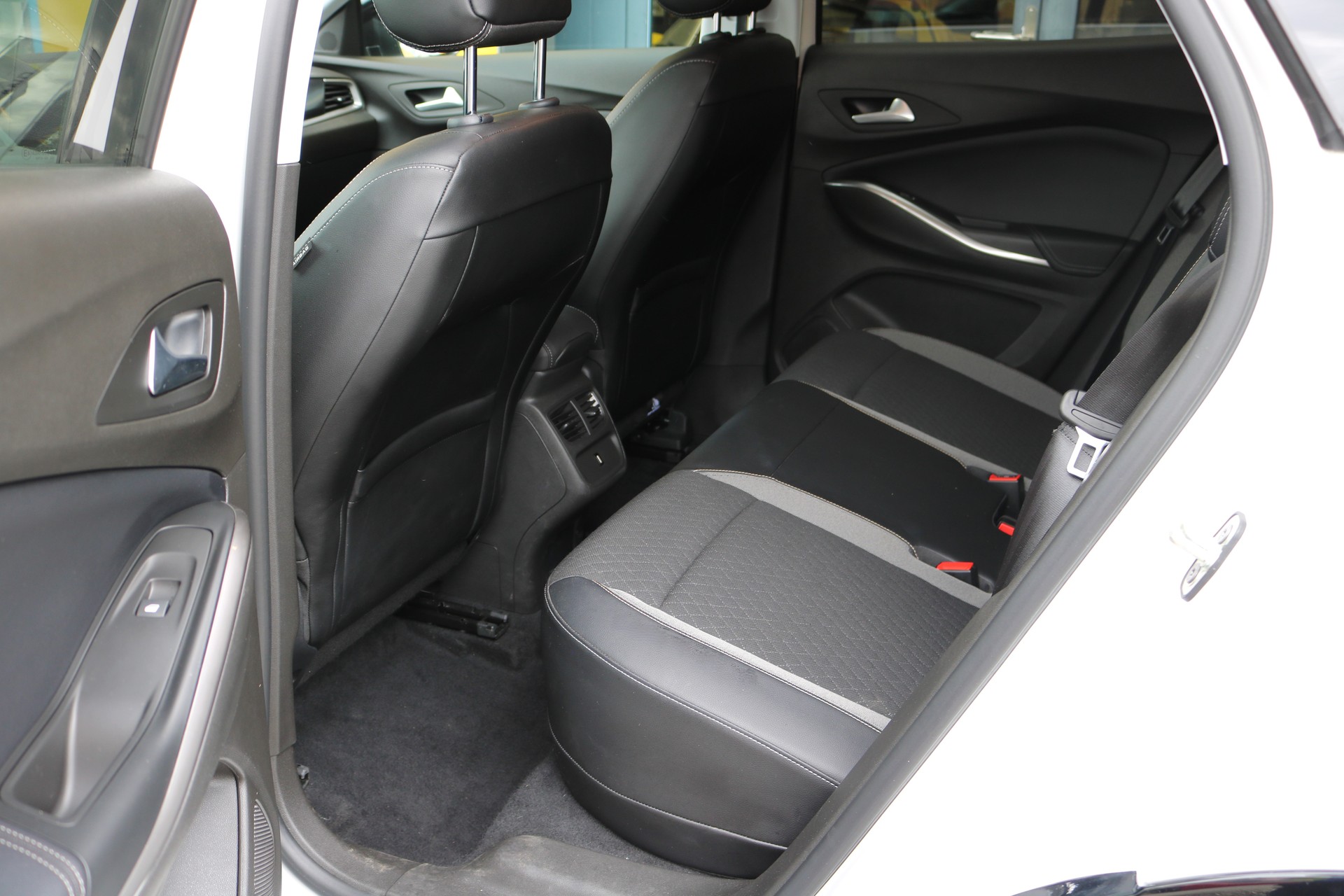 OPEL Grandland X 1.6 Hybrid GS Automatik-image-9