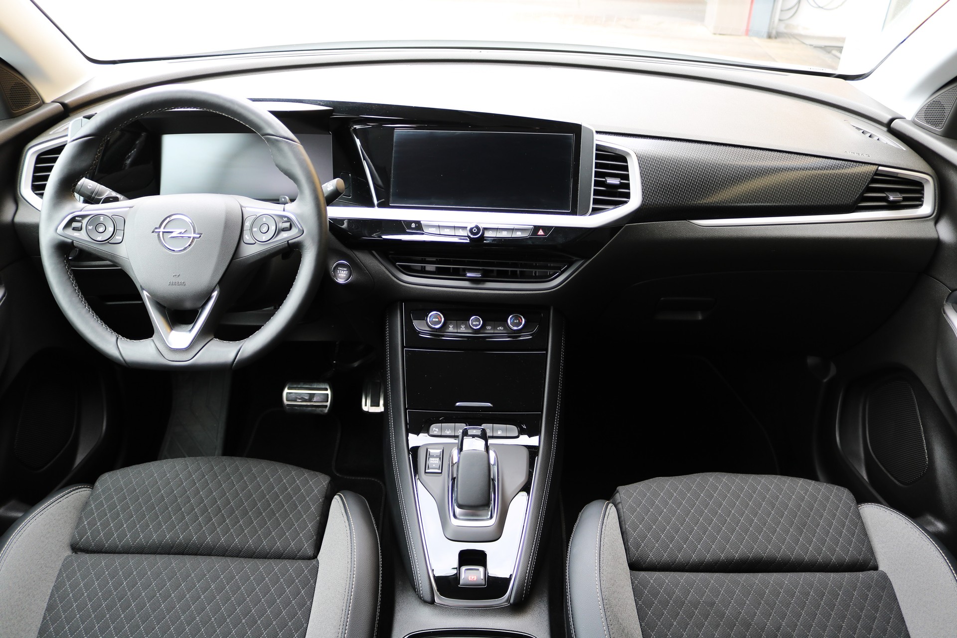 OPEL Grandland X 1.6 Hybrid GS Automatik-showroom-element-3