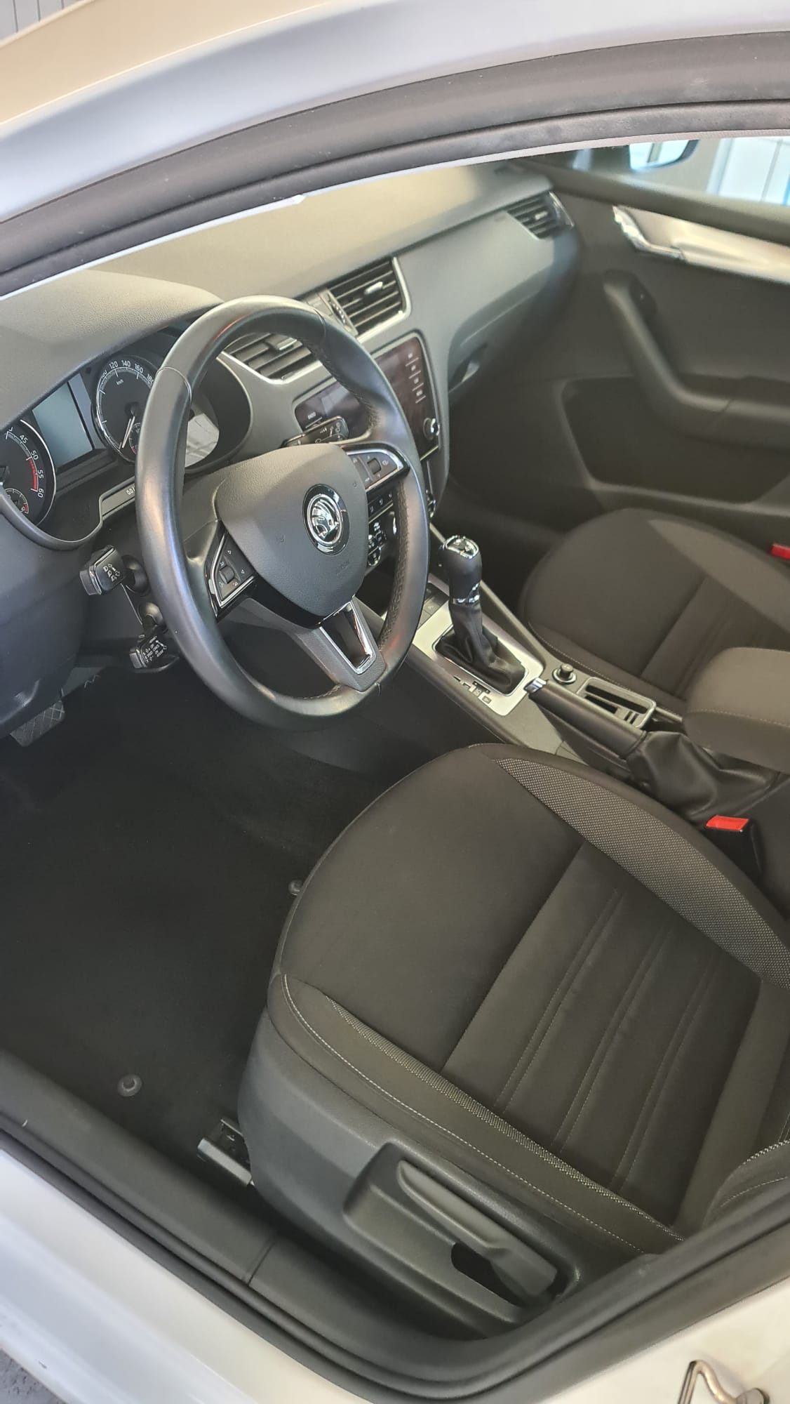 SKODA Octavia Combi 2.0 TDI Ambition 4x4 DSG-image-4