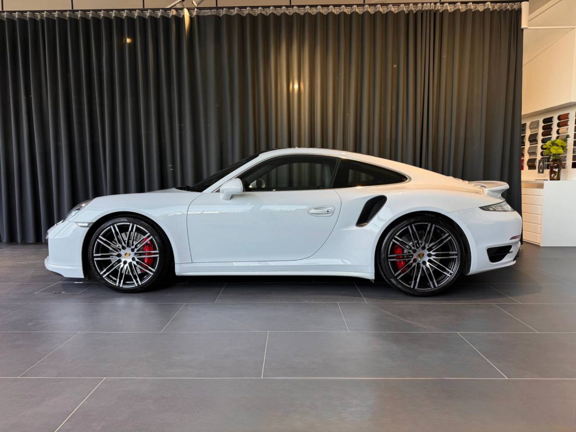 PORSCHE 911 Turbo-showroom-element-1