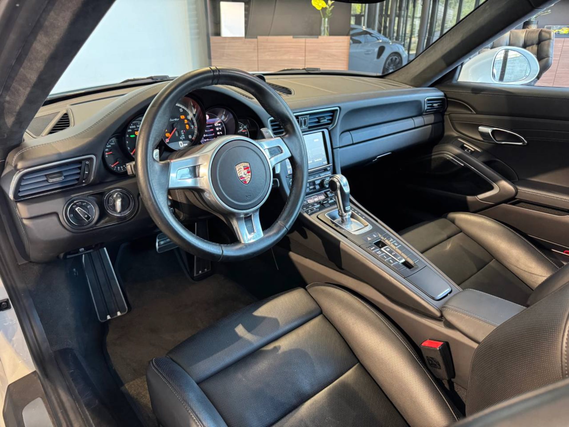 PORSCHE 911 Turbo-showroom-element-3