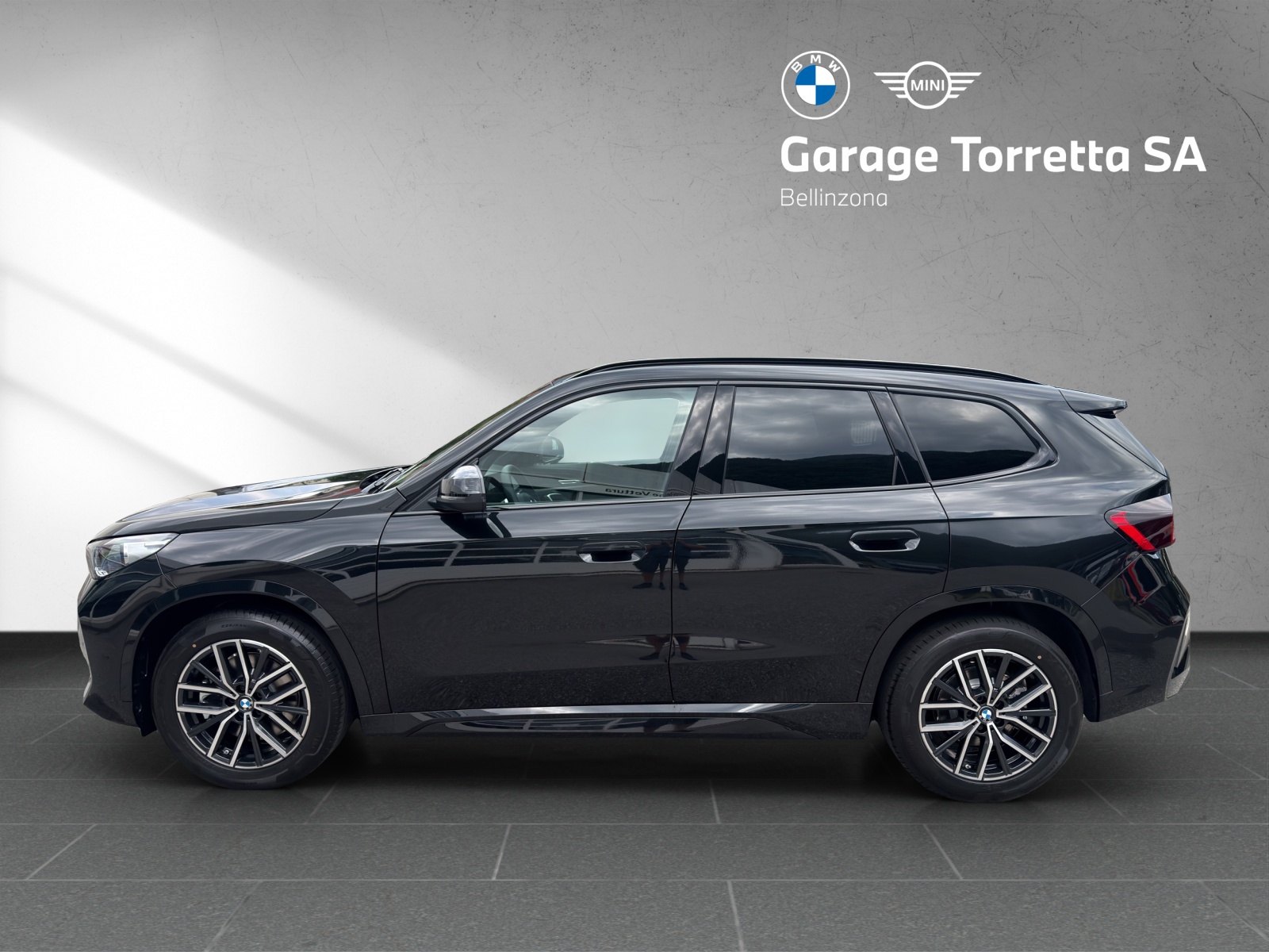 BMW X1 xDrive 23i 48V M Sport-showroom-element-1