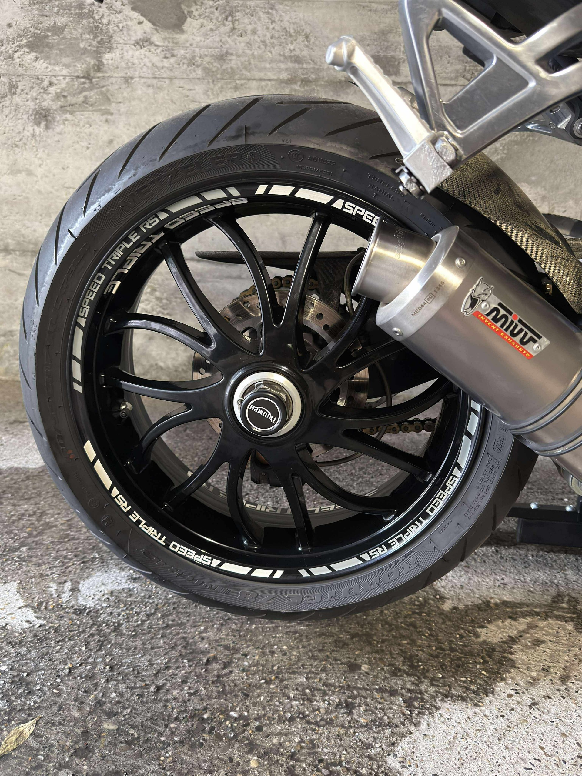 TRIUMPH Speed Triple 1050 SE-image-2