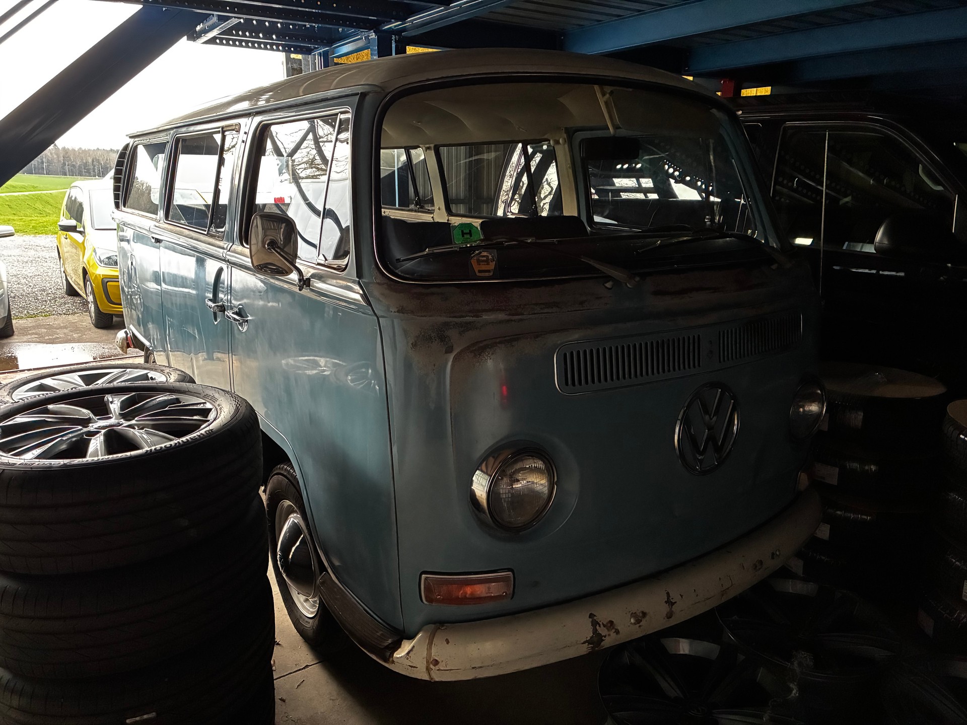 VW Deluxe-showroom-element-1