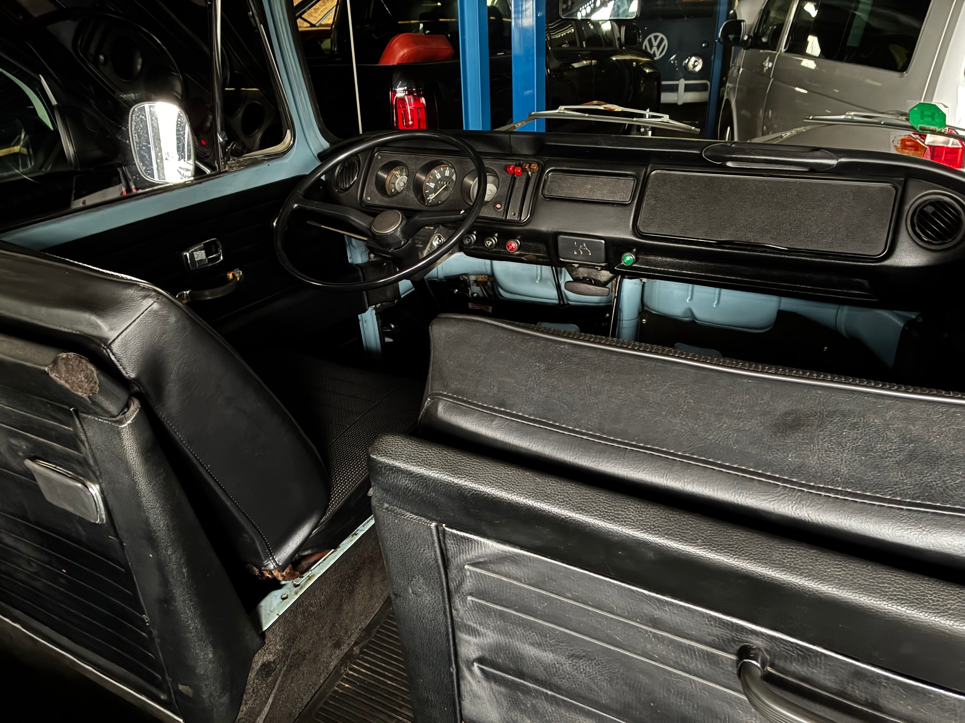 VW Deluxe-showroom-element-2