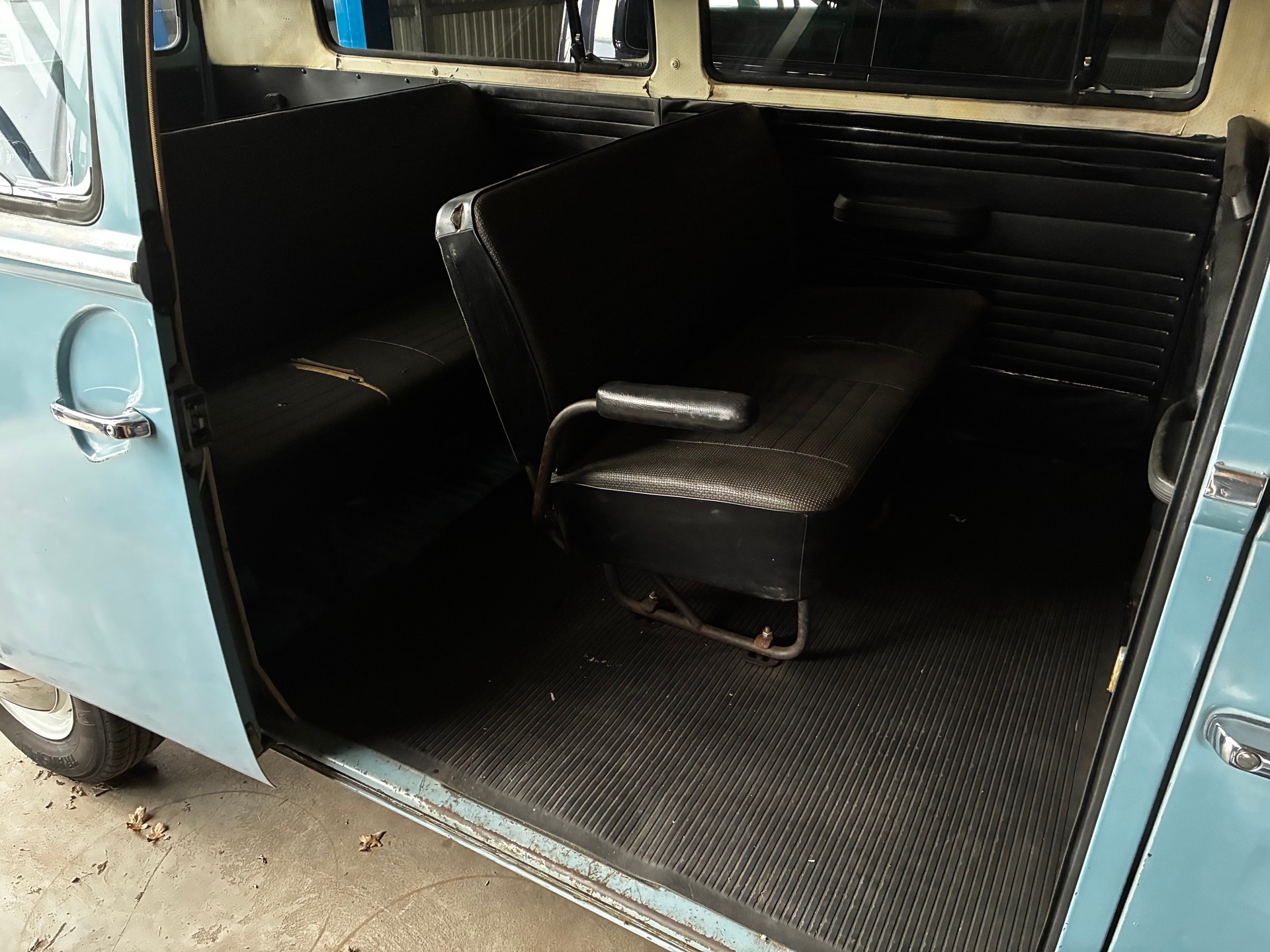 VW Deluxe-showroom-element-3