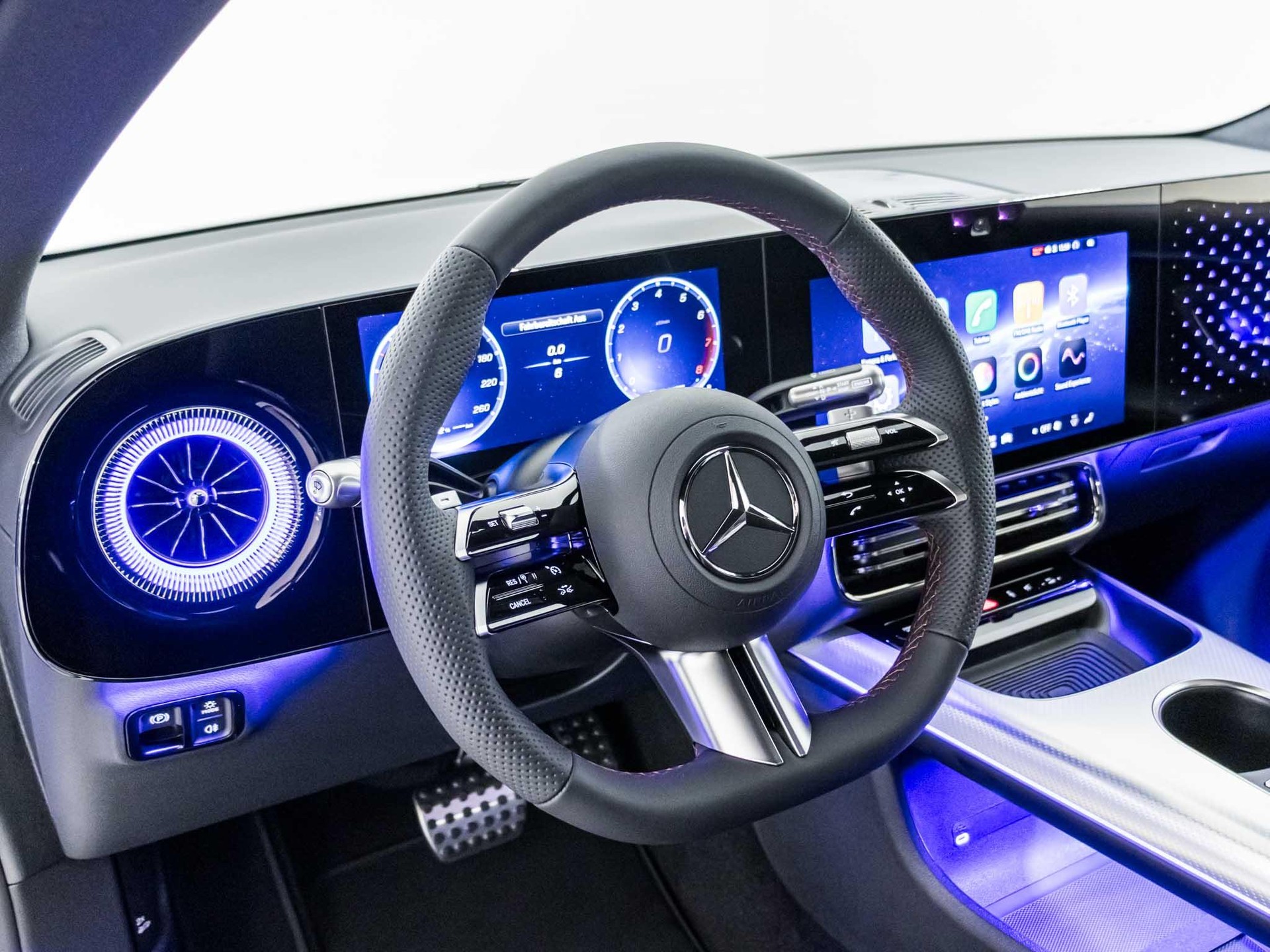 MERCEDES-BENZ CLA 200-image-9
