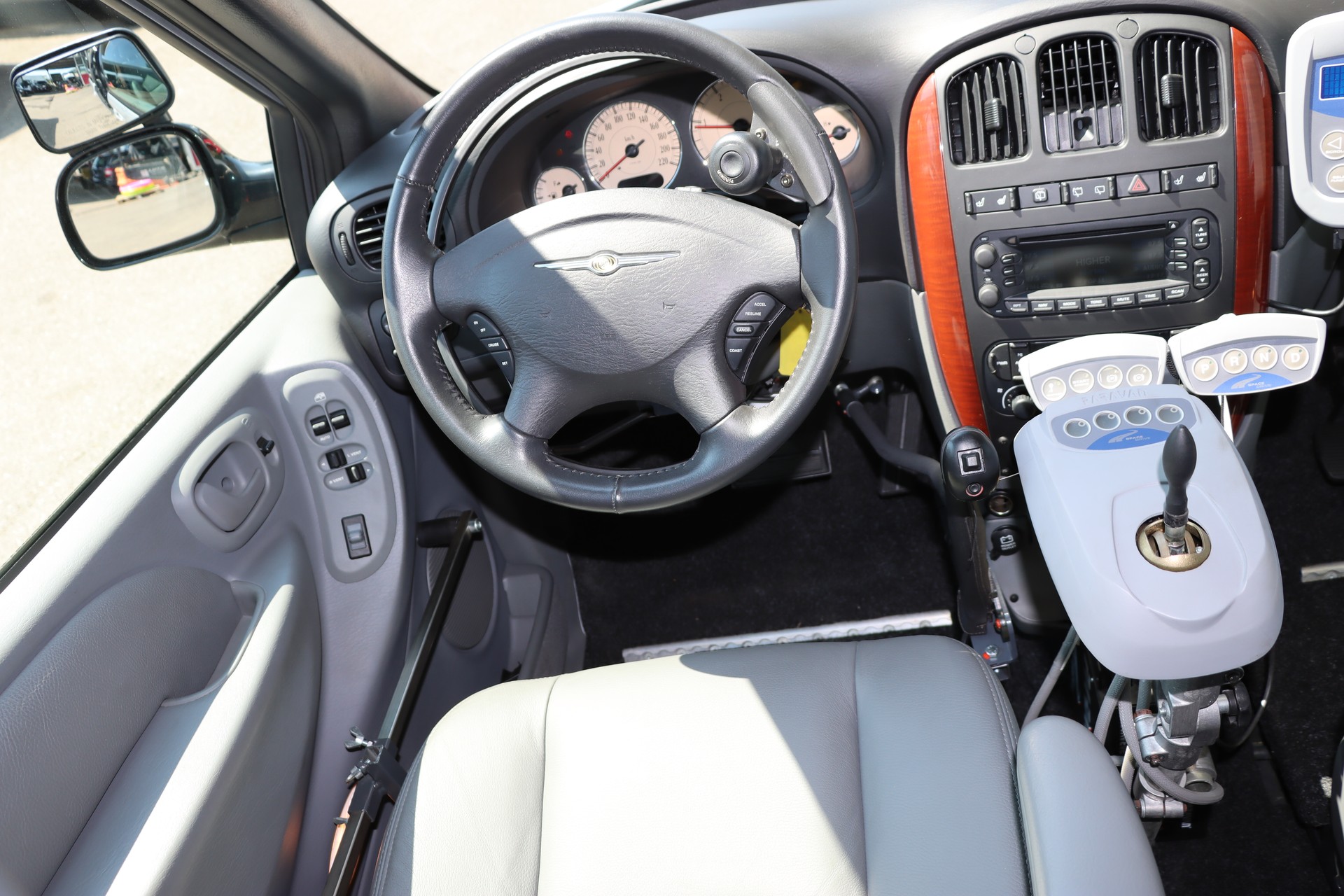 CHRYSLER Paravan-image-16