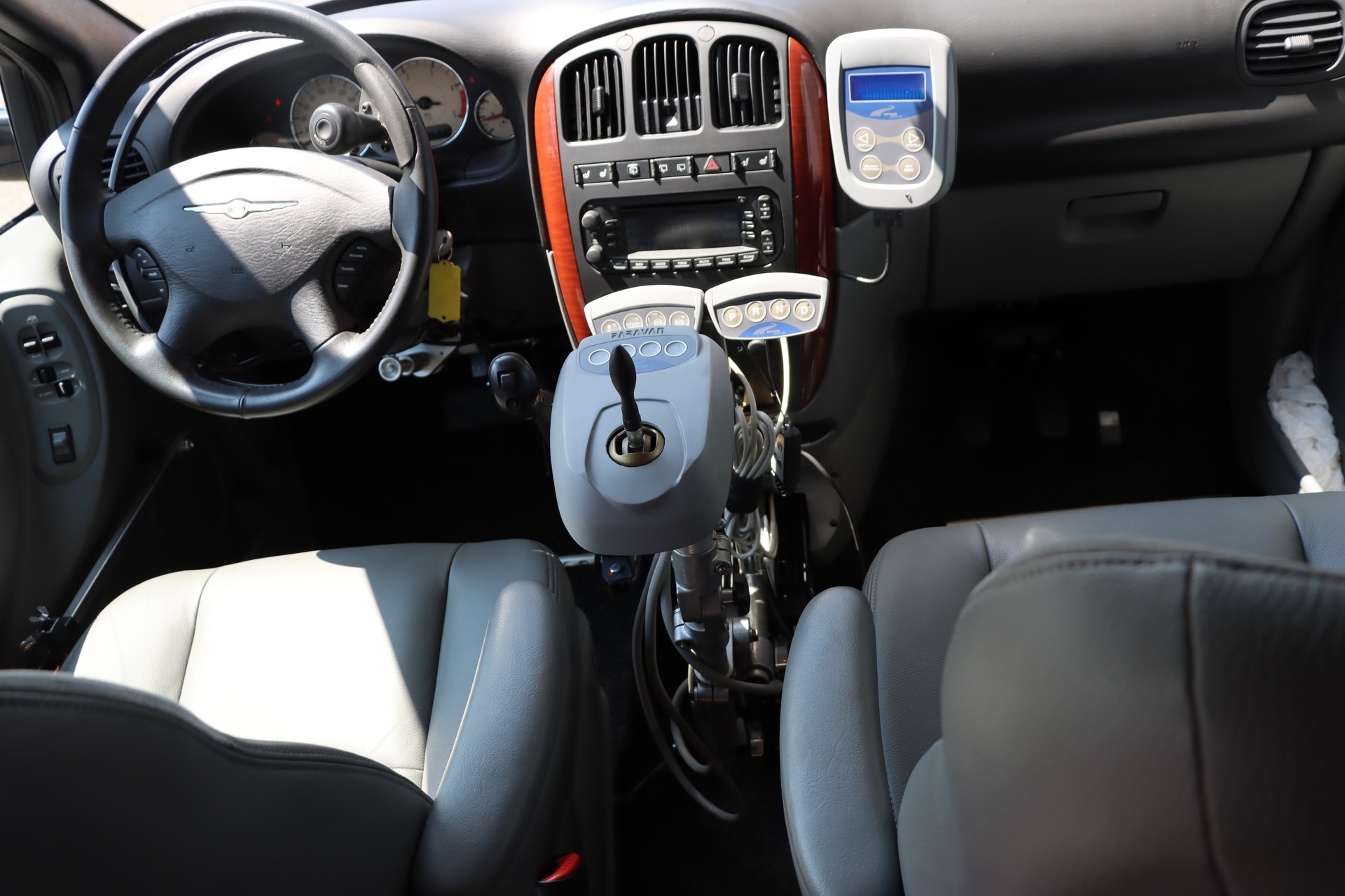CHRYSLER Paravan-image-17