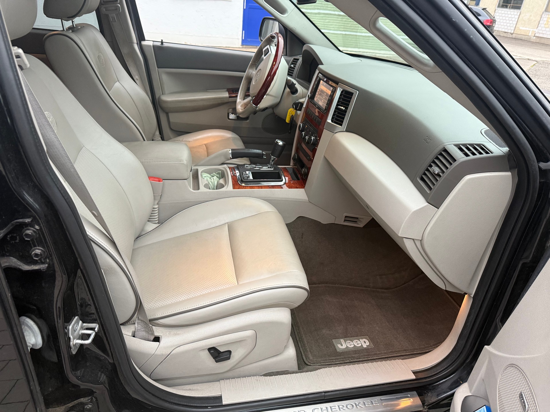 JEEP Grand Cherokee 5.7 HEMI Overland Automatic-image-8
